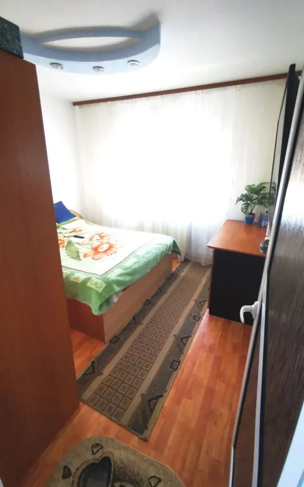 Apartament 2 camere de vânzare – Piața Centrală - Vă propunem spre vânzare un apartament cu 2 camere, situat în zona Piața Centrală, într-un imobil construit în anul 1988. 
Locuința are o suprafață de 55 mp și este amplasată la etajul 4 din 4.
Apartamentul este izolat exterior, oferind un confort termic sporit și eficiență energetică îmbunătățită. Beneficiază de centrală termică proprie și contorizare separată la apă, pentru un control optim al costurilor. 
Hidroizolația este realizată recent și se află în garanție, oferind siguranță și liniște viitorilor proprietari.
Compartimentarea este practică și luminoasă, fiind potrivit atât pentru locuit, cât și pentru investiție.
Zona este foarte bună, cu acces rapid la mijloace de transport în comun, piață, școli și alte puncte de interes, oferind confort și accesibilitate pentru întreaga familie.
Preț: 65.000 € negociabil.
Pentru mai multe detalii sau pentru programarea unei vizionări, nu ezitați să ne contactați.
Telefon 0746.252.252 - Liliana Ene, consilier imobiliar Mag Invest