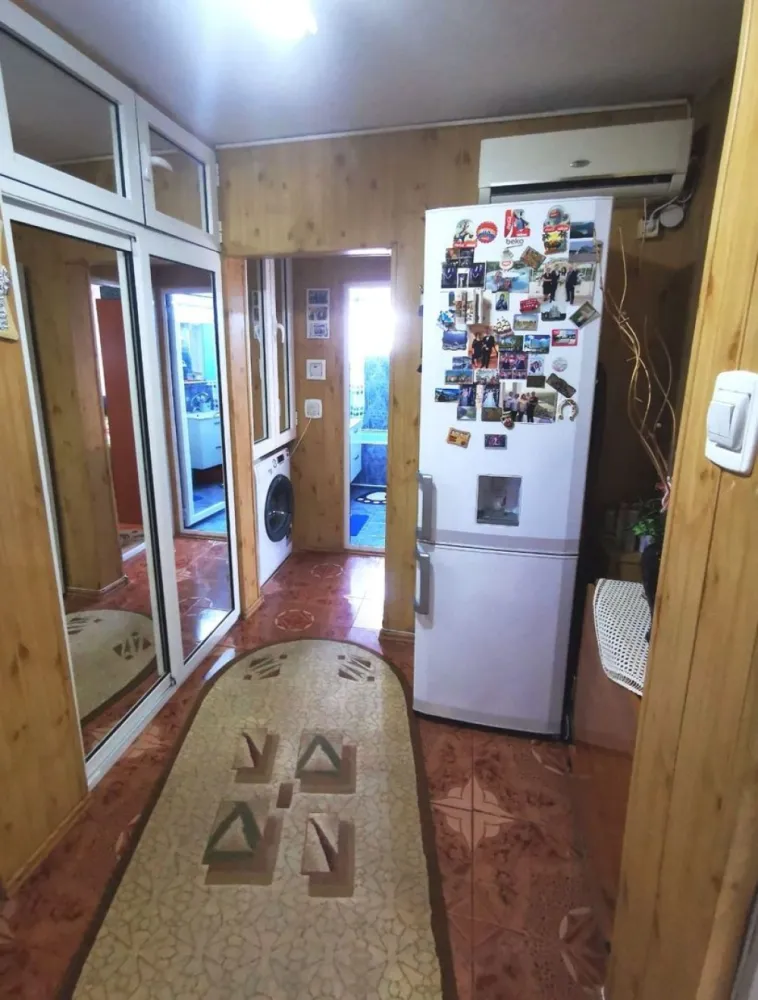 Apartament 2 camere de vânzare – Piața Centrală - Vă propunem spre vânzare un apartament cu 2 camere, situat în zona Piața Centrală, într-un imobil construit în anul 1988. 
Locuința are o suprafață de 55 mp și este amplasată la etajul 4 din 4.
Apartamentul este izolat exterior, oferind un confort termic sporit și eficiență energetică îmbunătățită. Beneficiază de centrală termică proprie și contorizare separată la apă, pentru un control optim al costurilor. 
Hidroizolația este realizată recent și se află în garanție, oferind siguranță și liniște viitorilor proprietari.
Compartimentarea este practică și luminoasă, fiind potrivit atât pentru locuit, cât și pentru investiție.
Zona este foarte bună, cu acces rapid la mijloace de transport în comun, piață, școli și alte puncte de interes, oferind confort și accesibilitate pentru întreaga familie.
Preț: 65.000 € negociabil.
Pentru mai multe detalii sau pentru programarea unei vizionări, nu ezitați să ne contactați.
Telefon 0746.252.252 - Liliana Ene, consilier imobiliar Mag Invest