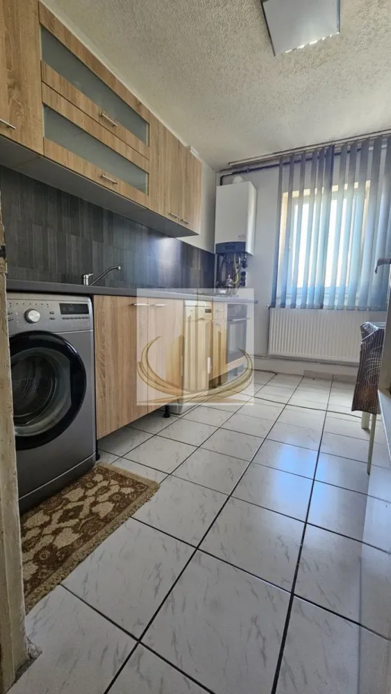 2 Camere | Complexul Studențesc | Centrală Proprie | Ideal Investițe - Grand Mobilis Imobiliare vă propune spre vânzare un apartament cu 2 camere, situat în Timișoara, în zona Olimpia – chiar în inima Complexului Studențesc, una dintre cele mai dinamice și căutate zone ale orașului.

Poziționarea excelentă face din această proprietate o alegere ideală atât pentru locuit, cât și pentru investiție, datorită cererii constante de închiriere din zonă.

📐 Detalii proprietate:
Suprafață: aprox. 50 mp
Etaj: 4 din 4, bloc cu acoperiș de țiglă
Compartimentare:
Hol
Bucătărie închisă
Living
Dormitor
Baie
Boxă înscrisă în CF
🏢 Dotări:
Centrală proprie pe gaz
Aer condiționat
Geamuri termopan
📍 Locație – punctul forte:
Situat în inima Complexului Studențesc
La doar câteva minute de universități și facultăți
Aproape de Sala Olimpia și Centrul de Afaceri
Acces rapid la mijloace de transport
Magazine, restaurante, cafenele în imediata apropiere
💼 Potrivit pentru:

✔️ Studenți sau cupluri, datorită poziției centrale și compartimentării practice
✔️ Investiție sigură, având în vedere randamentul ridicat de închiriere din zonă și cererea constantă

📞 Pentru mai multe informații și programarea unei vizionări, echipa Grand Mobilis Imobiliare vă stă la dispoziție.