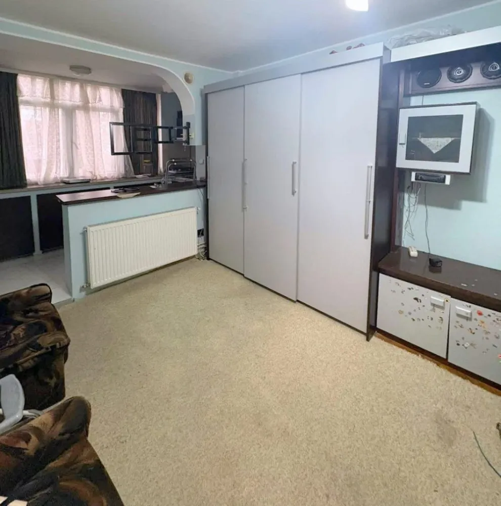 De vanzare apartament cu 2 camere in Tiglina 1, 60.000 euro - Se oferă spre vânzare apartament cu 2 camere semidecomandate, situat în zona Țiglina 1, langa parcu Sahistilor, aproape de piață, într-o locație foarte accesibilă și căutată.
Detalii:
- Suprafață: 50 mp
- Etaj: 2 din 4
- Compartimentare: semidecomandat
- Centrală termică proprie
- Geamuri termopan
- Apartament îngrijit
- Se vinde mobilat.
Locuința este ideală atât pentru locuit, cât și pentru investiție, având în apropiere magazine, piață, transport public și alte puncte de interes.
Se acceptă credit imobiliar.
Preț: 60.000 euro (negociabil)
Pentru mai multe informații si vizionări, nu ezitați să ne contactați 0746.252.252 Liliana Ene.