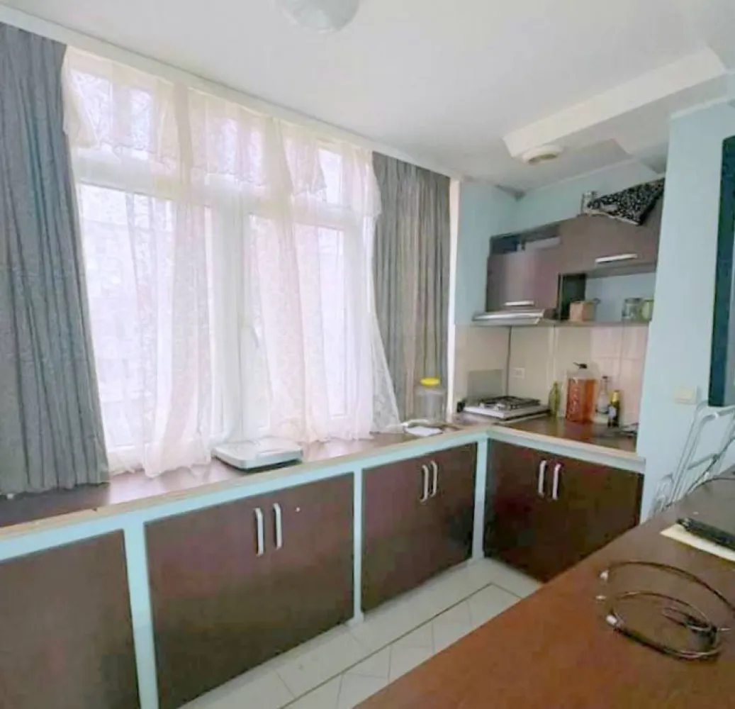 De vanzare apartament cu 2 camere in Tiglina 1, 60.000 euro - Se oferă spre vânzare apartament cu 2 camere semidecomandate, situat în zona Țiglina 1, langa parcu Sahistilor, aproape de piață, într-o locație foarte accesibilă și căutată.
Detalii:
- Suprafață: 50 mp
- Etaj: 2 din 4
- Compartimentare: semidecomandat
- Centrală termică proprie
- Geamuri termopan
- Apartament îngrijit
- Se vinde mobilat.
Locuința este ideală atât pentru locuit, cât și pentru investiție, având în apropiere magazine, piață, transport public și alte puncte de interes.
Se acceptă credit imobiliar.
Preț: 60.000 euro (negociabil)
Pentru mai multe informații si vizionări, nu ezitați să ne contactați 0746.252.252 Liliana Ene.