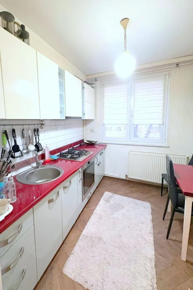 De vanzare apartament cu 2 camere in Tiglina 1, 60.000 euro - Se oferă spre vânzare apartament cu 2 camere semidecomandate, situat în zona Țiglina 1, langa parcu Sahistilor, aproape de piață, într-o locație foarte accesibilă și căutată.
Detalii:
- Suprafață: 50 mp
- Etaj: 2 din 4
- Compartimentare: semidecomandat
- Centrală termică proprie
- Geamuri termopan
- Apartament îngrijit
- Se vinde mobilat.
Locuința este ideală atât pentru locuit, cât și pentru investiție, având în apropiere magazine, piață, transport public și alte puncte de interes.
Se acceptă credit imobiliar.
Preț: 60.000 euro (negociabil)
Pentru mai multe informații si vizionări, nu ezitați să ne contactați 0746.252.252 Liliana Ene.