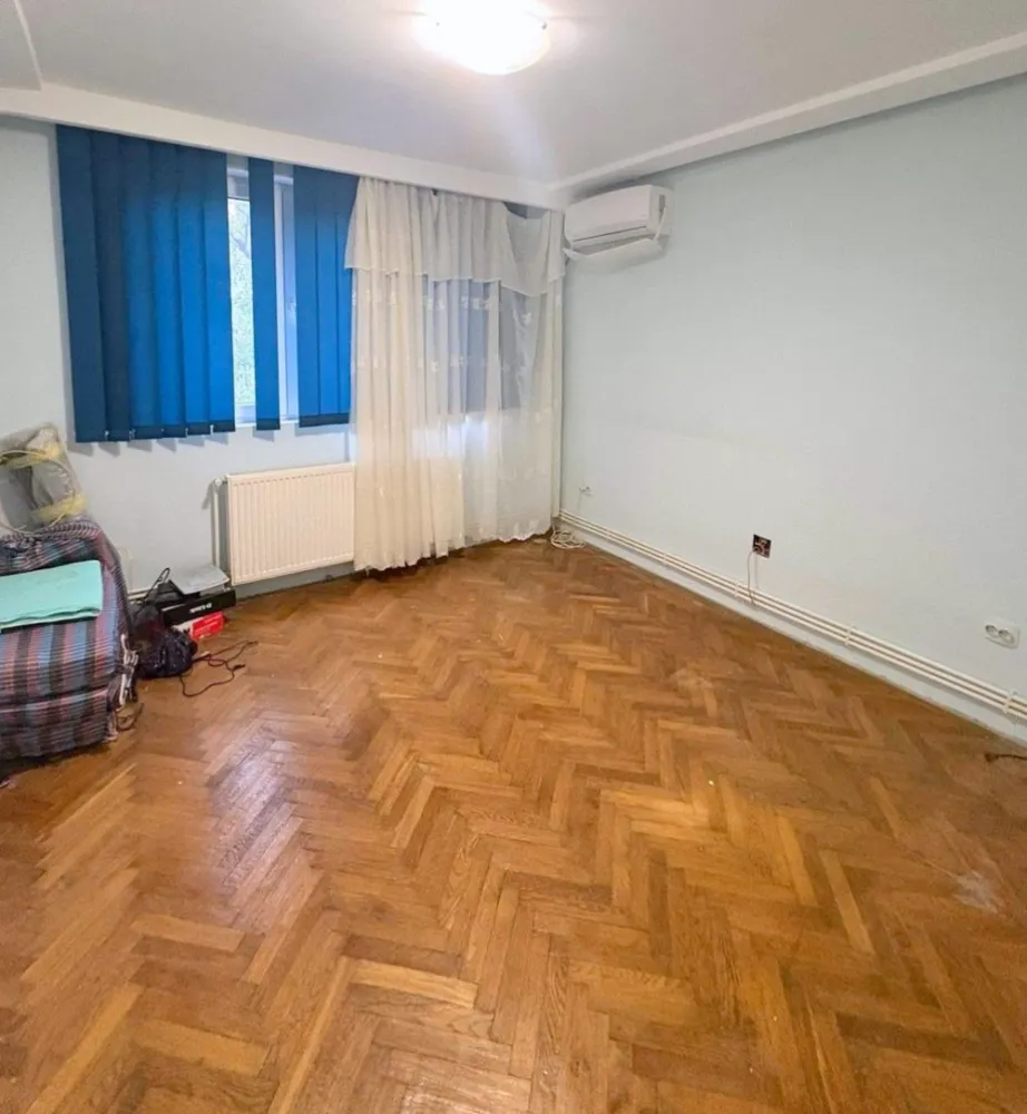 De vanzare apartament cu 2 camere in Tiglina 1, 60.000 euro - Se oferă spre vânzare apartament cu 2 camere semidecomandate, situat în zona Țiglina 1, langa parcu Sahistilor, aproape de piață, într-o locație foarte accesibilă și căutată.
Detalii:
- Suprafață: 50 mp
- Etaj: 2 din 4
- Compartimentare: semidecomandat
- Centrală termică proprie
- Geamuri termopan
- Apartament îngrijit
- Se vinde mobilat.
Locuința este ideală atât pentru locuit, cât și pentru investiție, având în apropiere magazine, piață, transport public și alte puncte de interes.
Se acceptă credit imobiliar.
Preț: 60.000 euro (negociabil)
Pentru mai multe informații si vizionări, nu ezitați să ne contactați 0746.252.252 Liliana Ene.