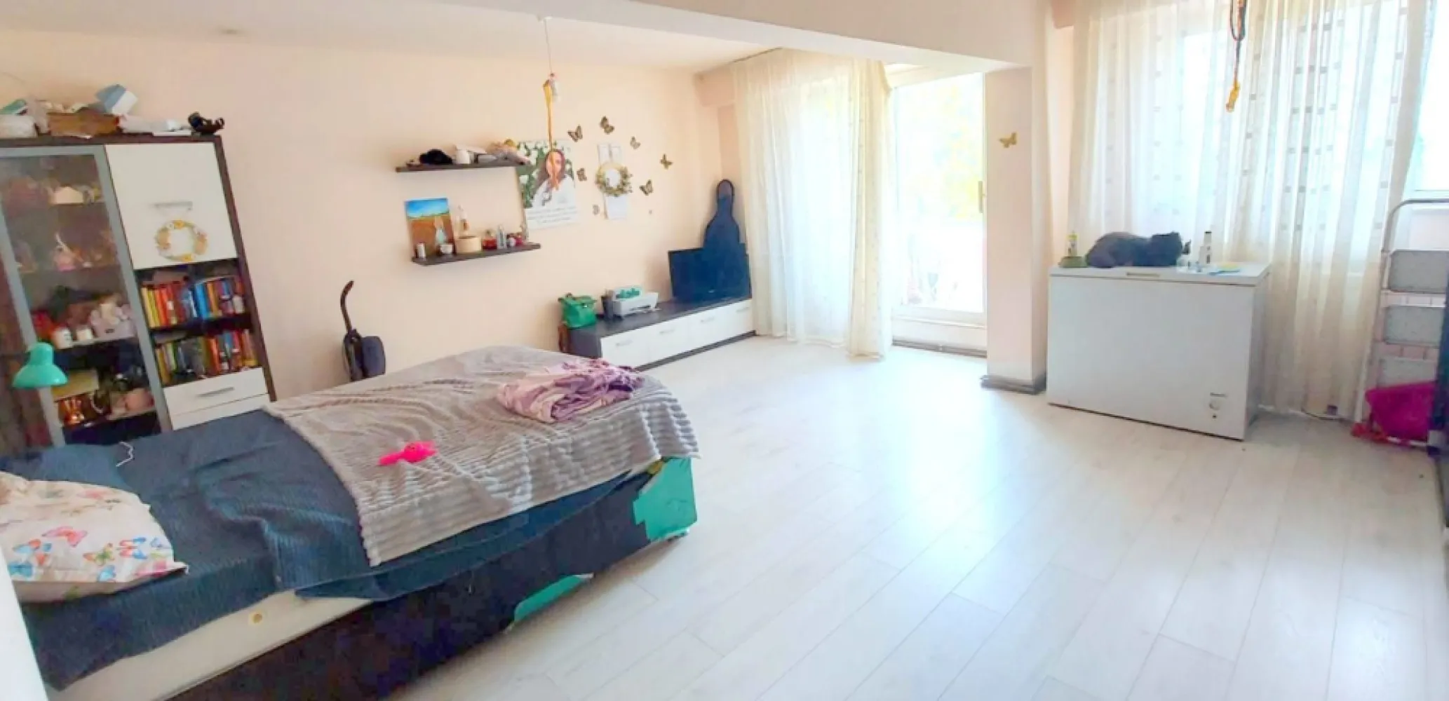 De vanzare apartament cu 4 camere, strada Anghel Saligny, 85.000 euro - Se vinde apartament 4 camere (modificat în 3) – zona I.C. Frimu, str. Anghel Saligny
Vă propunem spre vânzare un apartament spațios, situat în zona I.C. Frimu, pe strada Anghel Saligny, într-un bloc construit în anul 1986.
Detalii:
- Suprafață: 76 mp
- Compartimentare: 4 camere (modificat în 3)
- Etaj: 2 din 4
- Centrală termică proprie
- Geamuri termopan
- Apartament îngrijit și bine întreținut.
Locuința oferă un spațiu generos și versatil, ideal pentru o familie sau pentru cei care își doresc un confort sporit într-o zonă liniștită și accesibilă.
Preț: 85.000 euro (negociabil)
Pentru mai multe informații sau programarea unei vizionări, nu ezitați să ne contactați 0746.252.252 Liliana Ene!