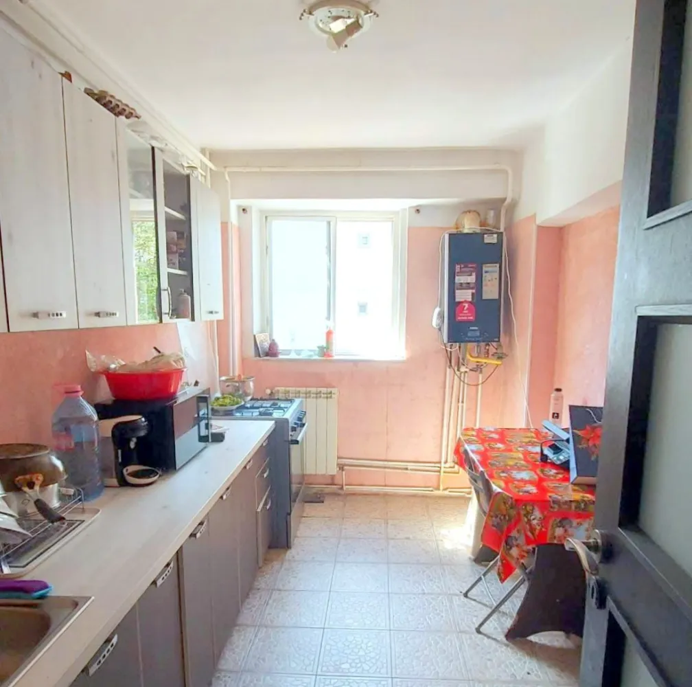 De vanzare apartament cu 4 camere, strada Anghel Saligny, 85.000 euro - Se vinde apartament 4 camere (modificat în 3) – zona I.C. Frimu, str. Anghel Saligny
Vă propunem spre vânzare un apartament spațios, situat în zona I.C. Frimu, pe strada Anghel Saligny, într-un bloc construit în anul 1986.
Detalii:
- Suprafață: 76 mp
- Compartimentare: 4 camere (modificat în 3)
- Etaj: 2 din 4
- Centrală termică proprie
- Geamuri termopan
- Apartament îngrijit și bine întreținut.
Locuința oferă un spațiu generos și versatil, ideal pentru o familie sau pentru cei care își doresc un confort sporit într-o zonă liniștită și accesibilă.
Preț: 85.000 euro (negociabil)
Pentru mai multe informații sau programarea unei vizionări, nu ezitați să ne contactați 0746.252.252 Liliana Ene!