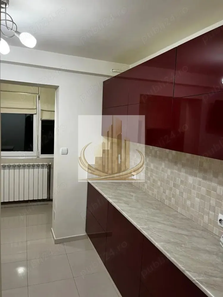 Apartament 3 camere, decomandat, zona Lunei - Grand Mobilis Imobiliare vă propune spre vanzare, un apartament cu 3 camere, spațios și bine compartimentat, situat în zona Lunei, una dintre cele mai apreciate zone ale Timișoarei, datorită accesului rapid către Complexul Studențesc și principalele puncte de interes ale orașului.

Cu o suprafață utilă de 70 mp, locuința este complet decomandată, oferind un confort ridicat atât pentru o familie, cât și pentru viitori chiriași. Apartamentul este amplasat la etajul 4 din 5, într-un imobil construit în anul 1990, prevăzut cu acoperiș, ceea ce contribuie la o izolație termică mai bună.

Compartimentarea este practică și echilibrată: un hol generos la intrare, bucătărie separată, living luminos și spațios, două dormitoare confortabile, două băi și o terasă ideală pentru relaxare. Fiecare spațiu este gândit pentru a oferi funcționalitate și intimitate.

Proprietatea se vinde complet mobilată și utilată, exact ca în fotografii, fiind pregătită pentru mutare imediată sau pentru a fi închiriată fără investiții suplimentare. Apartamentul dispune de centrală termică proprie pe gaz, încălzire prin calorifere și aer condiționat, asigurând confort pe tot parcursul anului.

Unul dintre principalele avantaje ale acestei proprietăți este zona: la doar câteva minute de Complexul Studențesc, Piața Traian, magazine precum Profi, Lidl, Carrefour sau Kaufland, dar și de stații de transport în comun, farmacii și alte facilități esențiale. Locația este foarte bine conectată, oferind acces rapid către centrul orașului și universități.

Datorită poziționării și compartimentării, apartamentul reprezintă o alegere excelentă atât pentru locuință proprie, cât și pentru investiție, zona fiind una cu cerere ridicată pe piața chiriilor.

Pentru mai multe informații sau pentru a programa o vizionare, vă invităm să ne contactați.

ID Intern: CP3050716