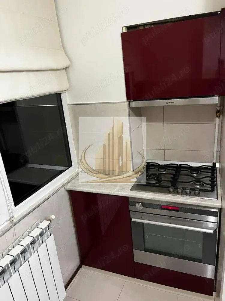 Apartament 3 camere, decomandat, zona Lunei - Grand Mobilis Imobiliare vă propune spre vanzare, un apartament cu 3 camere, spațios și bine compartimentat, situat în zona Lunei, una dintre cele mai apreciate zone ale Timișoarei, datorită accesului rapid către Complexul Studențesc și principalele puncte de interes ale orașului.

Cu o suprafață utilă de 70 mp, locuința este complet decomandată, oferind un confort ridicat atât pentru o familie, cât și pentru viitori chiriași. Apartamentul este amplasat la etajul 4 din 5, într-un imobil construit în anul 1990, prevăzut cu acoperiș, ceea ce contribuie la o izolație termică mai bună.

Compartimentarea este practică și echilibrată: un hol generos la intrare, bucătărie separată, living luminos și spațios, două dormitoare confortabile, două băi și o terasă ideală pentru relaxare. Fiecare spațiu este gândit pentru a oferi funcționalitate și intimitate.

Proprietatea se vinde complet mobilată și utilată, exact ca în fotografii, fiind pregătită pentru mutare imediată sau pentru a fi închiriată fără investiții suplimentare. Apartamentul dispune de centrală termică proprie pe gaz, încălzire prin calorifere și aer condiționat, asigurând confort pe tot parcursul anului.

Unul dintre principalele avantaje ale acestei proprietăți este zona: la doar câteva minute de Complexul Studențesc, Piața Traian, magazine precum Profi, Lidl, Carrefour sau Kaufland, dar și de stații de transport în comun, farmacii și alte facilități esențiale. Locația este foarte bine conectată, oferind acces rapid către centrul orașului și universități.

Datorită poziționării și compartimentării, apartamentul reprezintă o alegere excelentă atât pentru locuință proprie, cât și pentru investiție, zona fiind una cu cerere ridicată pe piața chiriilor.

Pentru mai multe informații sau pentru a programa o vizionare, vă invităm să ne contactați.

ID Intern: CP3050716