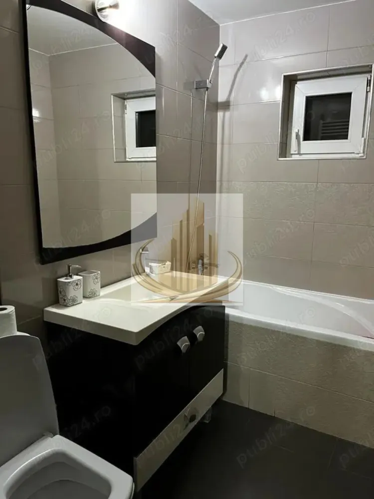 Apartament 3 camere, decomandat, zona Lunei - Grand Mobilis Imobiliare vă propune spre vanzare, un apartament cu 3 camere, spațios și bine compartimentat, situat în zona Lunei, una dintre cele mai apreciate zone ale Timișoarei, datorită accesului rapid către Complexul Studențesc și principalele puncte de interes ale orașului.

Cu o suprafață utilă de 70 mp, locuința este complet decomandată, oferind un confort ridicat atât pentru o familie, cât și pentru viitori chiriași. Apartamentul este amplasat la etajul 4 din 5, într-un imobil construit în anul 1990, prevăzut cu acoperiș, ceea ce contribuie la o izolație termică mai bună.

Compartimentarea este practică și echilibrată: un hol generos la intrare, bucătărie separată, living luminos și spațios, două dormitoare confortabile, două băi și o terasă ideală pentru relaxare. Fiecare spațiu este gândit pentru a oferi funcționalitate și intimitate.

Proprietatea se vinde complet mobilată și utilată, exact ca în fotografii, fiind pregătită pentru mutare imediată sau pentru a fi închiriată fără investiții suplimentare. Apartamentul dispune de centrală termică proprie pe gaz, încălzire prin calorifere și aer condiționat, asigurând confort pe tot parcursul anului.

Unul dintre principalele avantaje ale acestei proprietăți este zona: la doar câteva minute de Complexul Studențesc, Piața Traian, magazine precum Profi, Lidl, Carrefour sau Kaufland, dar și de stații de transport în comun, farmacii și alte facilități esențiale. Locația este foarte bine conectată, oferind acces rapid către centrul orașului și universități.

Datorită poziționării și compartimentării, apartamentul reprezintă o alegere excelentă atât pentru locuință proprie, cât și pentru investiție, zona fiind una cu cerere ridicată pe piața chiriilor.

Pentru mai multe informații sau pentru a programa o vizionare, vă invităm să ne contactați.

ID Intern: CP3050716