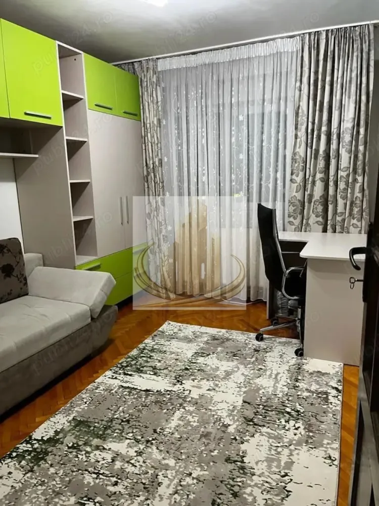 Apartament 3 camere, decomandat, zona Lunei - Grand Mobilis Imobiliare vă propune spre vanzare, un apartament cu 3 camere, spațios și bine compartimentat, situat în zona Lunei, una dintre cele mai apreciate zone ale Timișoarei, datorită accesului rapid către Complexul Studențesc și principalele puncte de interes ale orașului.

Cu o suprafață utilă de 70 mp, locuința este complet decomandată, oferind un confort ridicat atât pentru o familie, cât și pentru viitori chiriași. Apartamentul este amplasat la etajul 4 din 5, într-un imobil construit în anul 1990, prevăzut cu acoperiș, ceea ce contribuie la o izolație termică mai bună.

Compartimentarea este practică și echilibrată: un hol generos la intrare, bucătărie separată, living luminos și spațios, două dormitoare confortabile, două băi și o terasă ideală pentru relaxare. Fiecare spațiu este gândit pentru a oferi funcționalitate și intimitate.

Proprietatea se vinde complet mobilată și utilată, exact ca în fotografii, fiind pregătită pentru mutare imediată sau pentru a fi închiriată fără investiții suplimentare. Apartamentul dispune de centrală termică proprie pe gaz, încălzire prin calorifere și aer condiționat, asigurând confort pe tot parcursul anului.

Unul dintre principalele avantaje ale acestei proprietăți este zona: la doar câteva minute de Complexul Studențesc, Piața Traian, magazine precum Profi, Lidl, Carrefour sau Kaufland, dar și de stații de transport în comun, farmacii și alte facilități esențiale. Locația este foarte bine conectată, oferind acces rapid către centrul orașului și universități.

Datorită poziționării și compartimentării, apartamentul reprezintă o alegere excelentă atât pentru locuință proprie, cât și pentru investiție, zona fiind una cu cerere ridicată pe piața chiriilor.

Pentru mai multe informații sau pentru a programa o vizionare, vă invităm să ne contactați.

ID Intern: CP3050716
