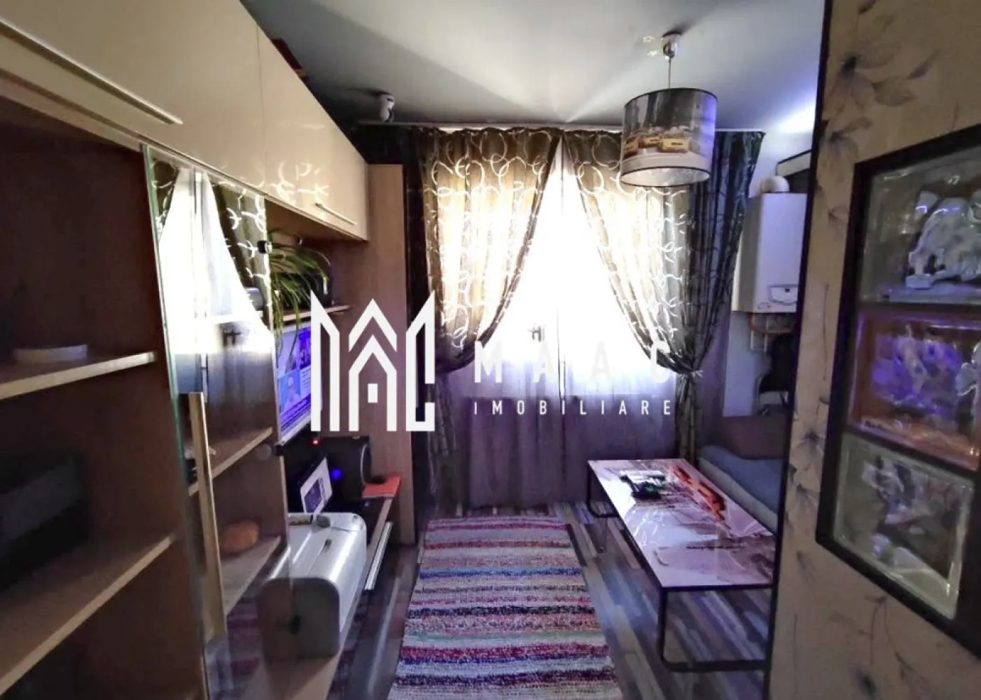 Apartament 2 camere | Mobilat și utilat | 44 mp utili | Lazaret - Maac Imobiliare prezintă un apartament tip mansardă, eficient compartimentat, ideal pentru locuire sau investiție, situat în zona Lazaret, una dintre cele mai accesibile zone ale orașului.

Locuința are o suprafață utilă de 44 mp și este dispusă pe două niveluri:

* la primul nivel regăsim livingul, bucătăria separată, holul și baia;
* la etaj se află un dormitor matrimonial elegant, bine delimitat și primitor.

Apartamentul beneficiază de centrală termică proprie, calorifere și ferestre cu geam termopan, oferind confort termic pe tot parcursul anului.

Se vinde complet mobilat și utilat, exact ca în fotografii, fiind pregătit pentru mutare imediată, fără investiții suplimentare.

Poziționarea este un mare avantaj – în imediata apropiere regăsim stații de autobuz, magazine precum Profi, școli, supermarketuri, acces facil către zona centrală, platforme industriale și autostradă.

Imobilul reprezintă o alegere potrivită atât pentru locuit, cât și pentru investiție, datorită compartimentării practice și a amplasării excelente.

Pentru mai multe informații și pentru a programa o vizionare, nu ezitați să contactați specificand ID: CP3050809