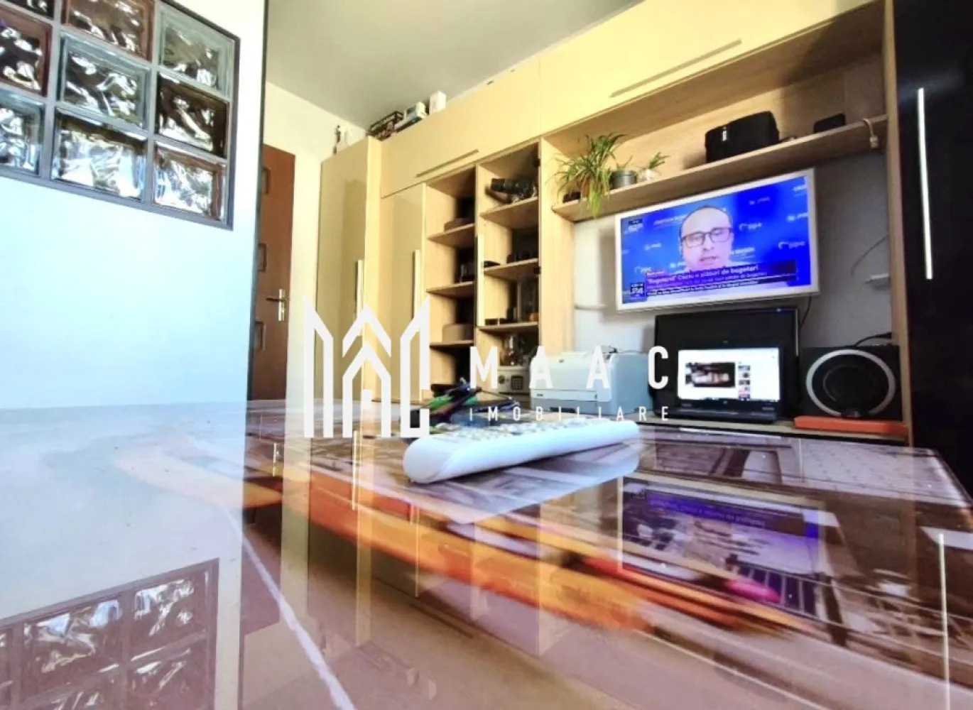 Apartament 2 camere | Mobilat și utilat | 44 mp utili | Lazaret - Maac Imobiliare prezintă un apartament tip mansardă, eficient compartimentat, ideal pentru locuire sau investiție, situat în zona Lazaret, una dintre cele mai accesibile zone ale orașului.

Locuința are o suprafață utilă de 44 mp și este dispusă pe două niveluri:

* la primul nivel regăsim livingul, bucătăria separată, holul și baia;
* la etaj se află un dormitor matrimonial elegant, bine delimitat și primitor.

Apartamentul beneficiază de centrală termică proprie, calorifere și ferestre cu geam termopan, oferind confort termic pe tot parcursul anului.

Se vinde complet mobilat și utilat, exact ca în fotografii, fiind pregătit pentru mutare imediată, fără investiții suplimentare.

Poziționarea este un mare avantaj – în imediata apropiere regăsim stații de autobuz, magazine precum Profi, școli, supermarketuri, acces facil către zona centrală, platforme industriale și autostradă.

Imobilul reprezintă o alegere potrivită atât pentru locuit, cât și pentru investiție, datorită compartimentării practice și a amplasării excelente.

Pentru mai multe informații și pentru a programa o vizionare, nu ezitați să contactați specificand ID: CP3050809