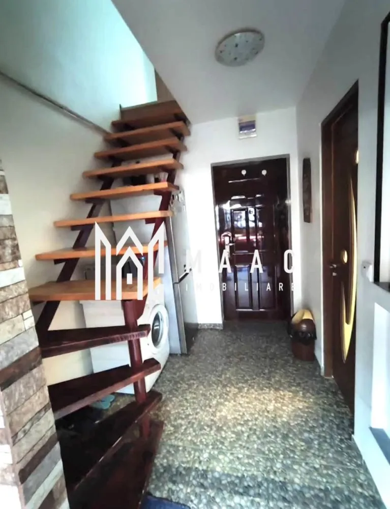 Apartament 2 camere | Mobilat și utilat | 44 mp utili | Lazaret - Maac Imobiliare prezintă un apartament tip mansardă, eficient compartimentat, ideal pentru locuire sau investiție, situat în zona Lazaret, una dintre cele mai accesibile zone ale orașului.

Locuința are o suprafață utilă de 44 mp și este dispusă pe două niveluri:

* la primul nivel regăsim livingul, bucătăria separată, holul și baia;
* la etaj se află un dormitor matrimonial elegant, bine delimitat și primitor.

Apartamentul beneficiază de centrală termică proprie, calorifere și ferestre cu geam termopan, oferind confort termic pe tot parcursul anului.

Se vinde complet mobilat și utilat, exact ca în fotografii, fiind pregătit pentru mutare imediată, fără investiții suplimentare.

Poziționarea este un mare avantaj – în imediata apropiere regăsim stații de autobuz, magazine precum Profi, școli, supermarketuri, acces facil către zona centrală, platforme industriale și autostradă.

Imobilul reprezintă o alegere potrivită atât pentru locuit, cât și pentru investiție, datorită compartimentării practice și a amplasării excelente.

Pentru mai multe informații și pentru a programa o vizionare, nu ezitați să contactați specificand ID: CP3050809