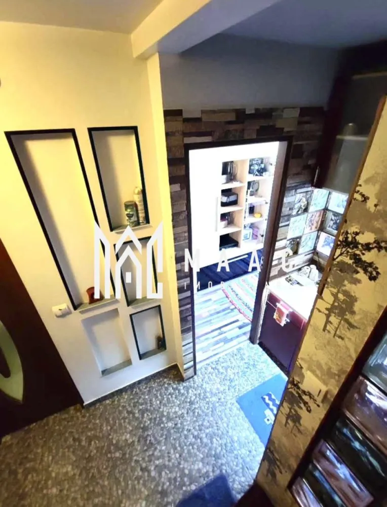 Apartament 2 camere | Mobilat și utilat | 44 mp utili | Lazaret - Maac Imobiliare prezintă un apartament tip mansardă, eficient compartimentat, ideal pentru locuire sau investiție, situat în zona Lazaret, una dintre cele mai accesibile zone ale orașului.

Locuința are o suprafață utilă de 44 mp și este dispusă pe două niveluri:

* la primul nivel regăsim livingul, bucătăria separată, holul și baia;
* la etaj se află un dormitor matrimonial elegant, bine delimitat și primitor.

Apartamentul beneficiază de centrală termică proprie, calorifere și ferestre cu geam termopan, oferind confort termic pe tot parcursul anului.

Se vinde complet mobilat și utilat, exact ca în fotografii, fiind pregătit pentru mutare imediată, fără investiții suplimentare.

Poziționarea este un mare avantaj – în imediata apropiere regăsim stații de autobuz, magazine precum Profi, școli, supermarketuri, acces facil către zona centrală, platforme industriale și autostradă.

Imobilul reprezintă o alegere potrivită atât pentru locuit, cât și pentru investiție, datorită compartimentării practice și a amplasării excelente.

Pentru mai multe informații și pentru a programa o vizionare, nu ezitați să contactați specificand ID: CP3050809
