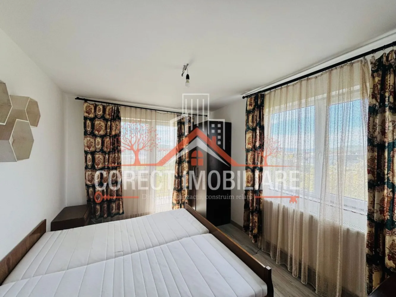 Apartament de vanzare cu 2 camere , cu vedere panoramica - Agentia imobiliara Corect Imobil ofera spre vanzare un apartament modern cu 2 camere, decomandat, ideal pentru cei care isi doresc confort si o priveliste deosebita asupra orasului.
Locuinta este bine compartimentata , avand un living spatios cu bucataria open-space, perfect pentru momentele de relaxare si pentru a petrece timp de calitate cu cei dragi.
Lumina naturala patrunde din plin in fiecare incapere oferind o atmosfera calda si primitoare iar vederea panoramica asupra orasului ofera un plus de farmec atat pe timp de zi dar in special pe timp de noapte.
Apartamentul este ideal atat pentru locuit cat si pentru investitie, fiind usor de adaptat dupa propriul stil si preferinte.
Imobilul dispune de urmatoarele incapari:
•1 dormitor
•1 living open -space
•1 baie
•2 balcoane
Dispune de urmatoarele dotari:
•mobilier
•frigider
•masina de spalat rufe
•masina de spalat vase
•centrala proprie