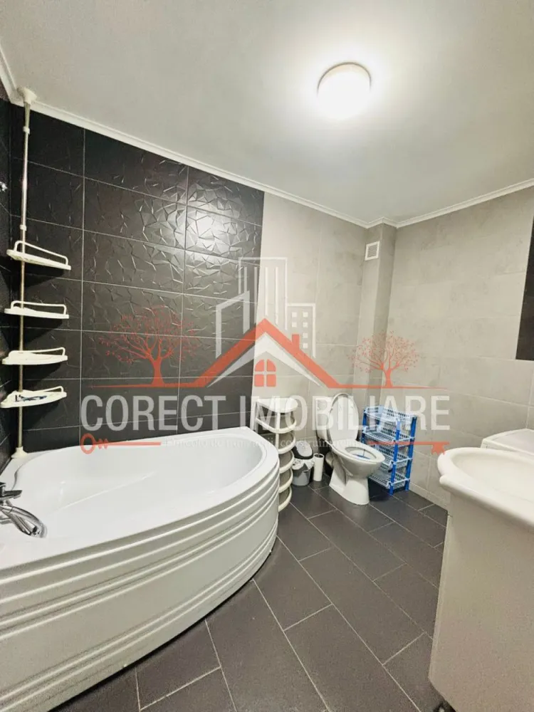 Apartament de vanzare cu 2 camere , cu vedere panoramica - Agentia imobiliara Corect Imobil ofera spre vanzare un apartament modern cu 2 camere, decomandat, ideal pentru cei care isi doresc confort si o priveliste deosebita asupra orasului.
Locuinta este bine compartimentata , avand un living spatios cu bucataria open-space, perfect pentru momentele de relaxare si pentru a petrece timp de calitate cu cei dragi.
Lumina naturala patrunde din plin in fiecare incapere oferind o atmosfera calda si primitoare iar vederea panoramica asupra orasului ofera un plus de farmec atat pe timp de zi dar in special pe timp de noapte.
Apartamentul este ideal atat pentru locuit cat si pentru investitie, fiind usor de adaptat dupa propriul stil si preferinte.
Imobilul dispune de urmatoarele incapari:
•1 dormitor
•1 living open -space
•1 baie
•2 balcoane
Dispune de urmatoarele dotari:
•mobilier
•frigider
•masina de spalat rufe
•masina de spalat vase
•centrala proprie