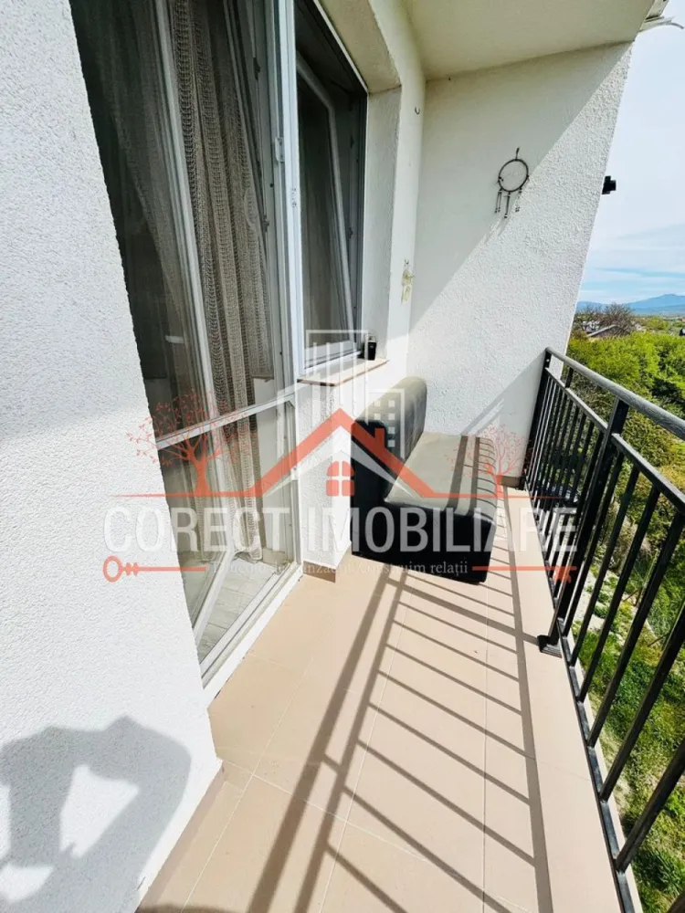 Apartament de vanzare cu 2 camere , cu vedere panoramica - Agentia imobiliara Corect Imobil ofera spre vanzare un apartament modern cu 2 camere, decomandat, ideal pentru cei care isi doresc confort si o priveliste deosebita asupra orasului.
Locuinta este bine compartimentata , avand un living spatios cu bucataria open-space, perfect pentru momentele de relaxare si pentru a petrece timp de calitate cu cei dragi.
Lumina naturala patrunde din plin in fiecare incapere oferind o atmosfera calda si primitoare iar vederea panoramica asupra orasului ofera un plus de farmec atat pe timp de zi dar in special pe timp de noapte.
Apartamentul este ideal atat pentru locuit cat si pentru investitie, fiind usor de adaptat dupa propriul stil si preferinte.
Imobilul dispune de urmatoarele incapari:
•1 dormitor
•1 living open -space
•1 baie
•2 balcoane
Dispune de urmatoarele dotari:
•mobilier
•frigider
•masina de spalat rufe
•masina de spalat vase
•centrala proprie