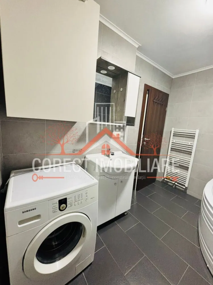 Apartament de vanzare cu 2 camere , cu vedere panoramica - Agentia imobiliara Corect Imobil ofera spre vanzare un apartament modern cu 2 camere, decomandat, ideal pentru cei care isi doresc confort si o priveliste deosebita asupra orasului.
Locuinta este bine compartimentata , avand un living spatios cu bucataria open-space, perfect pentru momentele de relaxare si pentru a petrece timp de calitate cu cei dragi.
Lumina naturala patrunde din plin in fiecare incapere oferind o atmosfera calda si primitoare iar vederea panoramica asupra orasului ofera un plus de farmec atat pe timp de zi dar in special pe timp de noapte.
Apartamentul este ideal atat pentru locuit cat si pentru investitie, fiind usor de adaptat dupa propriul stil si preferinte.
Imobilul dispune de urmatoarele incapari:
•1 dormitor
•1 living open -space
•1 baie
•2 balcoane
Dispune de urmatoarele dotari:
•mobilier
•frigider
•masina de spalat rufe
•masina de spalat vase
•centrala proprie
