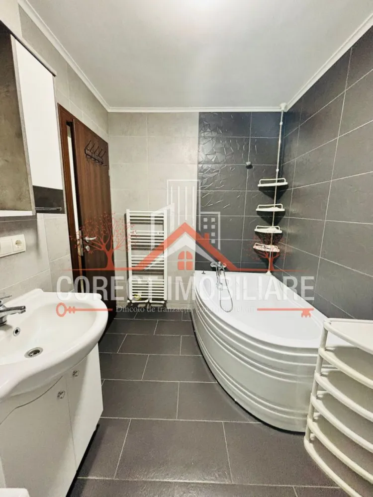 Apartament de vanzare cu 2 camere , cu vedere panoramica - Agentia imobiliara Corect Imobil ofera spre vanzare un apartament modern cu 2 camere, decomandat, ideal pentru cei care isi doresc confort si o priveliste deosebita asupra orasului.
Locuinta este bine compartimentata , avand un living spatios cu bucataria open-space, perfect pentru momentele de relaxare si pentru a petrece timp de calitate cu cei dragi.
Lumina naturala patrunde din plin in fiecare incapere oferind o atmosfera calda si primitoare iar vederea panoramica asupra orasului ofera un plus de farmec atat pe timp de zi dar in special pe timp de noapte.
Apartamentul este ideal atat pentru locuit cat si pentru investitie, fiind usor de adaptat dupa propriul stil si preferinte.
Imobilul dispune de urmatoarele incapari:
•1 dormitor
•1 living open -space
•1 baie
•2 balcoane
Dispune de urmatoarele dotari:
•mobilier
•frigider
•masina de spalat rufe
•masina de spalat vase
•centrala proprie