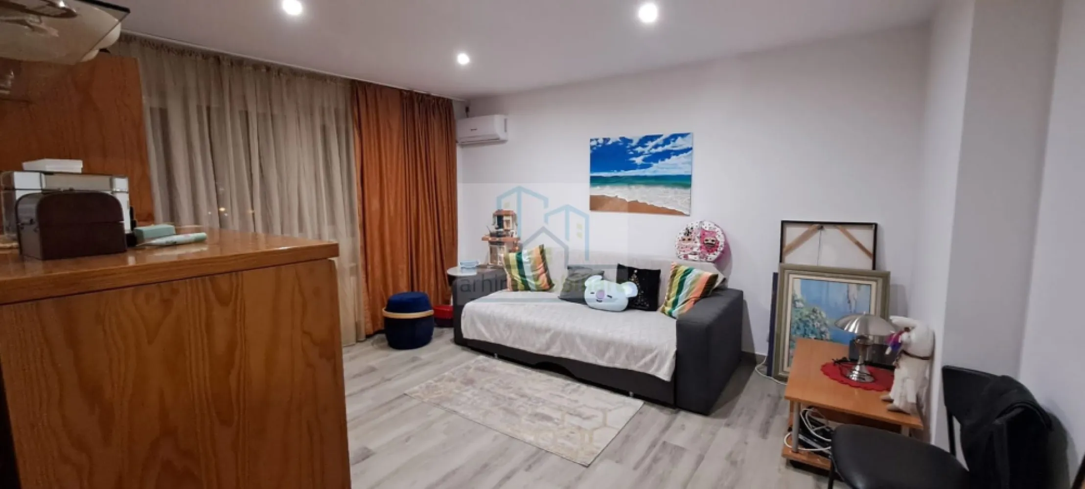 Apartament 2 camere decomandat | Confort Park – Vitan Bârzești | - ✨ Apartament 2 camere decomandat | Confort Park – Șos. Vitan Bârzești | Investiție ideală ✨ Loc de parcare inclus in pret!!

ArhireImobiliare vă propune spre vânzare un apartament de 2 camere decomandat, situat în complexul rezidențial Confort Park, pe Șoseaua Vitan Bârzești, într-un imobil solid construit în 2008, la etajul 5 din 11 – poziționare ideală, echilibrată între accesibilitate și confort.

Proprietatea a fost renovată integral și se vinde complet mobilată și utilată , exact ca în fotografii, oferind viitorului proprietar avantajul major de a nu investi nici timp, nici bani suplimentari. Apartamentul este pregătit pentru închiriere imediată, fiind o alegere excelentă pentru investitori.

⭐ Avantaje principale:
Compartimentare decomandată, eficientă și căutată pe piață
Renovare completă, finisaje moderne
Se vinde mobilat și utilat complet
Centrală termică proprie – costuri reduse de întreținere
Electrocasnice incluse:
plită pe gaz, cuptor electric, mașină de spălat, frigider, cuptor cu microunde, TV Smart, aer condiționat
Etaj intermediar (5/11) – foarte apreciat pentru închiriere

📍 Localizare excelentă:

În proximitate se află La Cocoș, Brico Depot, Auchan, centre comerciale și multiple facilități urbane, cu acces rapid către principalele artere ale orașului București – un avantaj major pentru atractivitatea la închiriere.

💰 Investiție sigură:
Randament estimat chirie: 500 – 550 € / lună
Ideal pentru investiție pe termen lung, cu cerere constantă pe piața de închirieri.

Loc de parcare inclus in pret!!

📌 Detalii financiare:

Preț: 90.800 € (Usor Negociabil)

Se acceptă credit ipotecar
Disponibil imediat
Va asteptam la vizionare