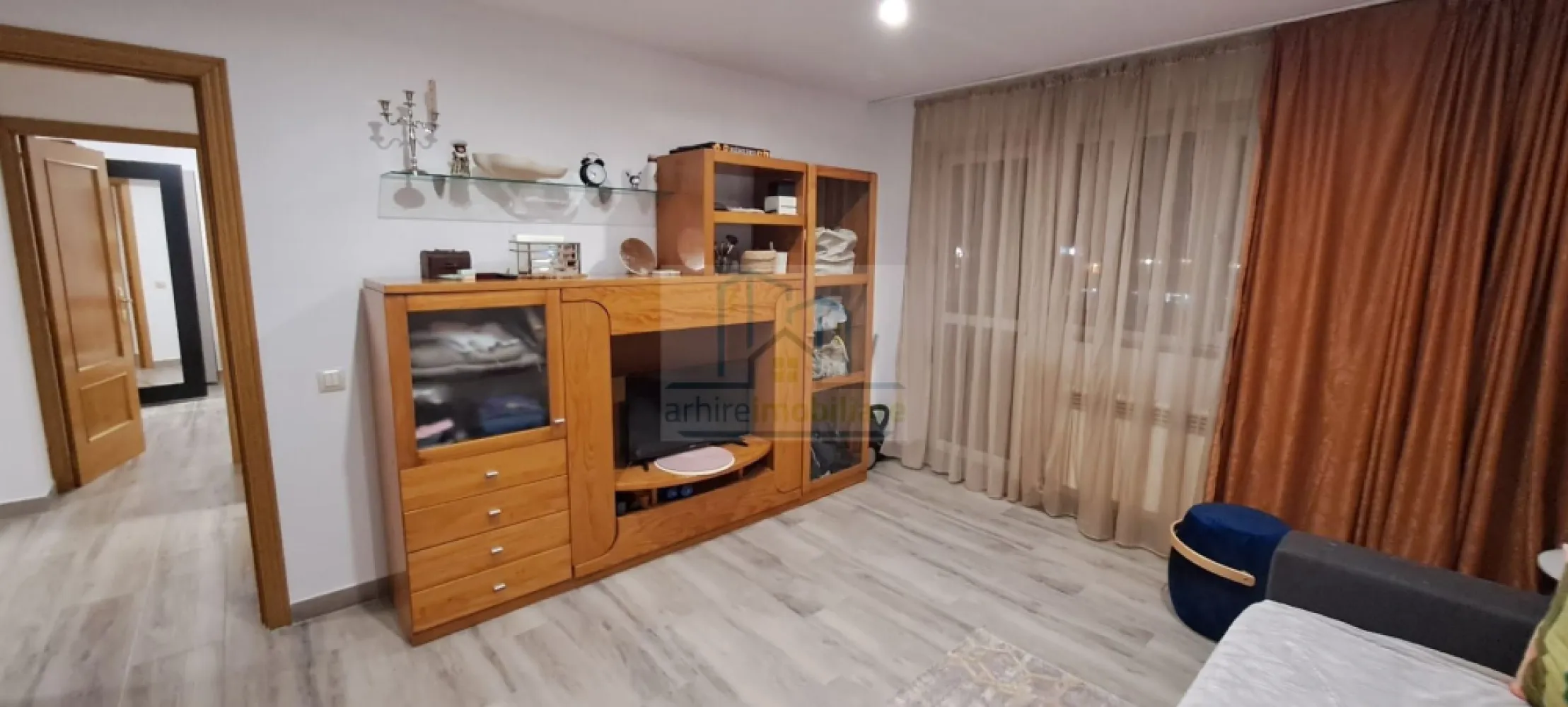 Apartament 2 camere decomandat | Confort Park – Vitan Bârzești | - ✨ Apartament 2 camere decomandat | Confort Park – Șos. Vitan Bârzești | Investiție ideală ✨ Loc de parcare inclus in pret!!

ArhireImobiliare vă propune spre vânzare un apartament de 2 camere decomandat, situat în complexul rezidențial Confort Park, pe Șoseaua Vitan Bârzești, într-un imobil solid construit în 2008, la etajul 5 din 11 – poziționare ideală, echilibrată între accesibilitate și confort.

Proprietatea a fost renovată integral și se vinde complet mobilată și utilată , exact ca în fotografii, oferind viitorului proprietar avantajul major de a nu investi nici timp, nici bani suplimentari. Apartamentul este pregătit pentru închiriere imediată, fiind o alegere excelentă pentru investitori.

⭐ Avantaje principale:
Compartimentare decomandată, eficientă și căutată pe piață
Renovare completă, finisaje moderne
Se vinde mobilat și utilat complet
Centrală termică proprie – costuri reduse de întreținere
Electrocasnice incluse:
plită pe gaz, cuptor electric, mașină de spălat, frigider, cuptor cu microunde, TV Smart, aer condiționat
Etaj intermediar (5/11) – foarte apreciat pentru închiriere

📍 Localizare excelentă:

În proximitate se află La Cocoș, Brico Depot, Auchan, centre comerciale și multiple facilități urbane, cu acces rapid către principalele artere ale orașului București – un avantaj major pentru atractivitatea la închiriere.

💰 Investiție sigură:
Randament estimat chirie: 500 – 550 € / lună
Ideal pentru investiție pe termen lung, cu cerere constantă pe piața de închirieri.

Loc de parcare inclus in pret!!

📌 Detalii financiare:

Preț: 90.800 € (Usor Negociabil)

Se acceptă credit ipotecar
Disponibil imediat
Va asteptam la vizionare