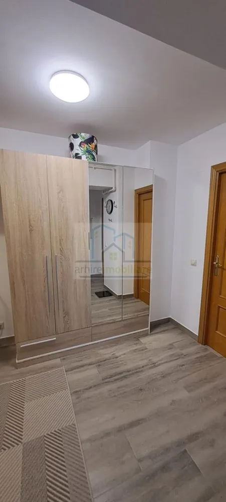 Apartament 2 camere decomandat | Confort Park – Vitan Bârzești | - ✨ Apartament 2 camere decomandat | Confort Park – Șos. Vitan Bârzești | Investiție ideală ✨ Loc de parcare inclus in pret!!

ArhireImobiliare vă propune spre vânzare un apartament de 2 camere decomandat, situat în complexul rezidențial Confort Park, pe Șoseaua Vitan Bârzești, într-un imobil solid construit în 2008, la etajul 5 din 11 – poziționare ideală, echilibrată între accesibilitate și confort.

Proprietatea a fost renovată integral și se vinde complet mobilată și utilată , exact ca în fotografii, oferind viitorului proprietar avantajul major de a nu investi nici timp, nici bani suplimentari. Apartamentul este pregătit pentru închiriere imediată, fiind o alegere excelentă pentru investitori.

⭐ Avantaje principale:
Compartimentare decomandată, eficientă și căutată pe piață
Renovare completă, finisaje moderne
Se vinde mobilat și utilat complet
Centrală termică proprie – costuri reduse de întreținere
Electrocasnice incluse:
plită pe gaz, cuptor electric, mașină de spălat, frigider, cuptor cu microunde, TV Smart, aer condiționat
Etaj intermediar (5/11) – foarte apreciat pentru închiriere

📍 Localizare excelentă:

În proximitate se află La Cocoș, Brico Depot, Auchan, centre comerciale și multiple facilități urbane, cu acces rapid către principalele artere ale orașului București – un avantaj major pentru atractivitatea la închiriere.

💰 Investiție sigură:
Randament estimat chirie: 500 – 550 € / lună
Ideal pentru investiție pe termen lung, cu cerere constantă pe piața de închirieri.

Loc de parcare inclus in pret!!

📌 Detalii financiare:

Preț: 90.800 € (Usor Negociabil)

Se acceptă credit ipotecar
Disponibil imediat
Va asteptam la vizionare