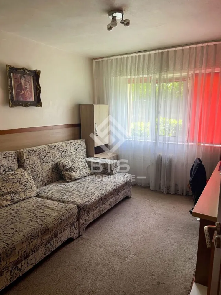 Apartament 2 camere Parter - Oferim spre vânzare un apartament confortabil cu 2 camere, situat la parterul unui imobil pe strada Gării. Locuința are o suprafață utilă de 46 mp și este decomandată, oferind intimitate și spații bine delimitate. Apartamentul este mobilat complet, exact așa cum apare în imagini, fiind o opțiune ideală pentru cei care caută o mutare rapidă. 
-​Suprafață: 46 mp utili.
-​Compartimentare: Decomandat (camere separate, acces individual din hol).
-​Dotări: Se vinde mobilat, gata de locuit.

 ​Preț: 65.000 € (negociabil)

​Contact: Pentru detalii și vizionări, sunați la 0757080852
