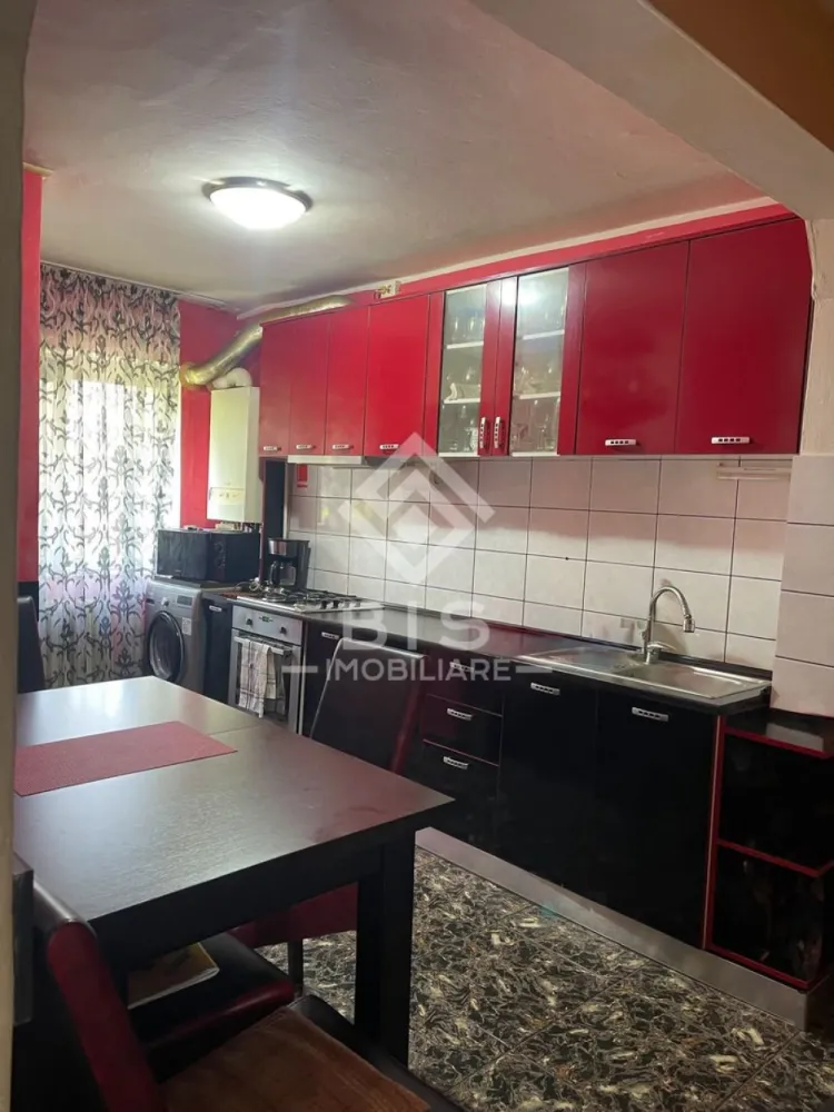 Apartament 2 camere Parter - Oferim spre vânzare un apartament confortabil cu 2 camere, situat la parterul unui imobil pe strada Gării. Locuința are o suprafață utilă de 46 mp și este decomandată, oferind intimitate și spații bine delimitate. Apartamentul este mobilat complet, exact așa cum apare în imagini, fiind o opțiune ideală pentru cei care caută o mutare rapidă. 
-​Suprafață: 46 mp utili.
-​Compartimentare: Decomandat (camere separate, acces individual din hol).
-​Dotări: Se vinde mobilat, gata de locuit.

 ​Preț: 65.000 € (negociabil)

​Contact: Pentru detalii și vizionări, sunați la 0757080852