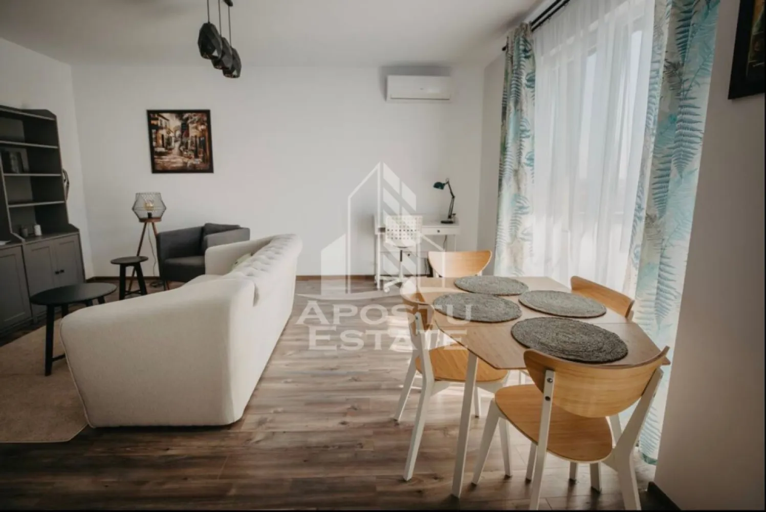 Apartament cu 2 camere de inchiriat, Iris, Aradului, Timisoara - Agentia imobiliara APOSTU ESTATE va propune spre inchiriere un apartament cu 2 camere, spatios si luminos, situat in zona Aradului , o zona linistita si bine pozitionata din Timisoara, potrivit pentru cupluri,familii, sau studenti care isi doresc o locuinta unde sa se simta confortabil si cu acces facil catre scoli, statii de autobuz, supermarketuri , magazine de zona, parcuri.

Suprafata utila: 50 mp
Compartimentare eficienta:
-Hol de acces generos
-Bucatarie complet mobilata si utilata, cu loc de luat masa
-Living luminos si spatios
-Dormitor mobilat si utilat
-Baie prevazuta cu dus 
-Balcon

Confort si facilitati:
-Incalzirea apartamentului: centrala proprie cu încălzire in pardoseala 
-Apartamentul este complet mobilat si utilat
-Loc de parcare inclus in pret 

Localizare:
-Timis,Timisoara, zona Aradului – acces facil spre magazine, supermarketul Lidl, scoli, parcuri si mijloace de transport in comun.

Ideal pentru:
-Cupluri
-persoane singure 

Pret chirie lunara: 450 euro 
Programeaza o vizionare pentru a-ti putea imagina viitorul aici!
ID intern: CP3230880