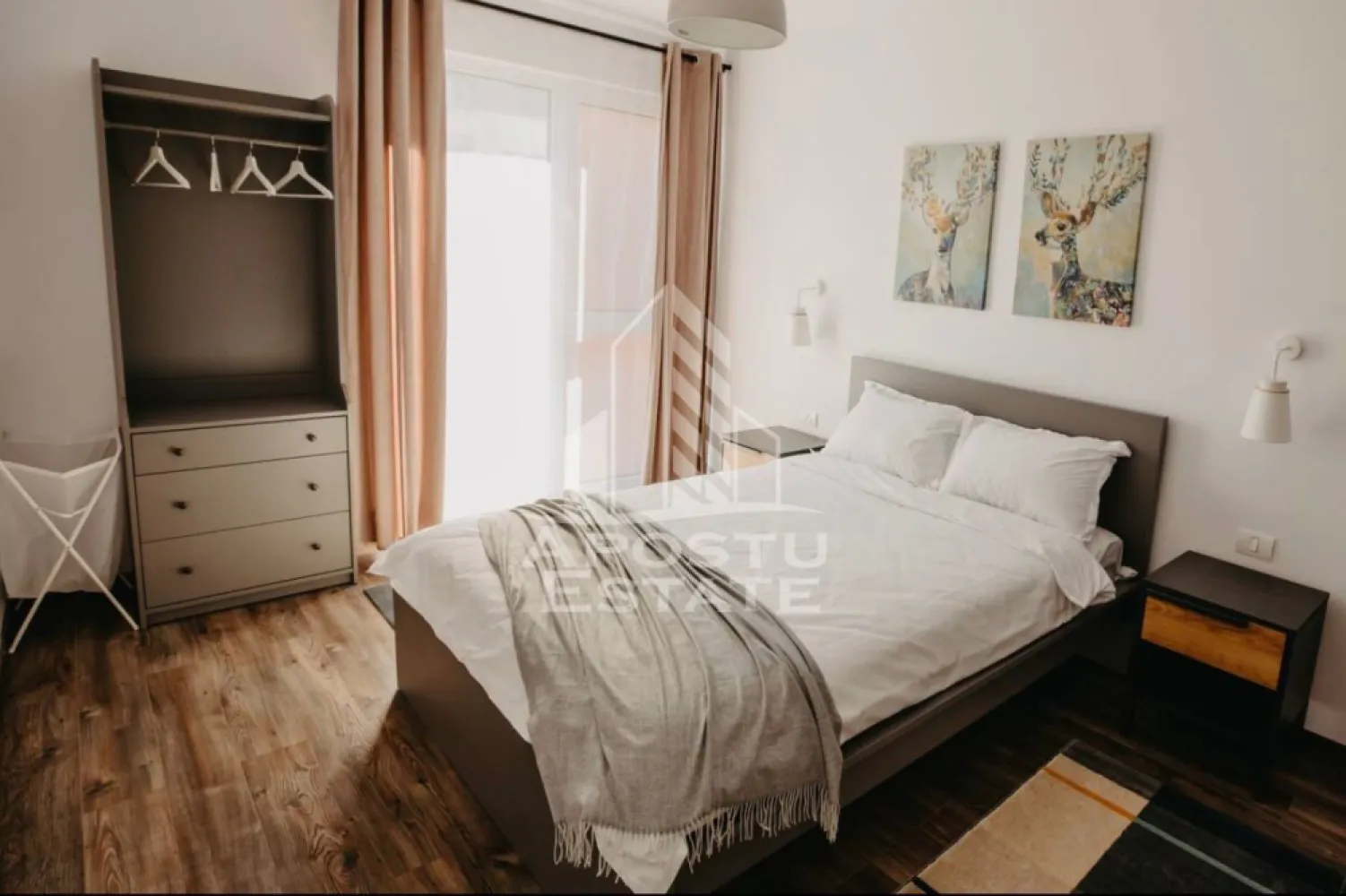 Apartament cu 2 camere de inchiriat, Iris, Aradului, Timisoara - Agentia imobiliara APOSTU ESTATE va propune spre inchiriere un apartament cu 2 camere, spatios si luminos, situat in zona Aradului , o zona linistita si bine pozitionata din Timisoara, potrivit pentru cupluri,familii, sau studenti care isi doresc o locuinta unde sa se simta confortabil si cu acces facil catre scoli, statii de autobuz, supermarketuri , magazine de zona, parcuri.

Suprafata utila: 50 mp
Compartimentare eficienta:
-Hol de acces generos
-Bucatarie complet mobilata si utilata, cu loc de luat masa
-Living luminos si spatios
-Dormitor mobilat si utilat
-Baie prevazuta cu dus 
-Balcon

Confort si facilitati:
-Incalzirea apartamentului: centrala proprie cu încălzire in pardoseala 
-Apartamentul este complet mobilat si utilat
-Loc de parcare inclus in pret 

Localizare:
-Timis,Timisoara, zona Aradului – acces facil spre magazine, supermarketul Lidl, scoli, parcuri si mijloace de transport in comun.

Ideal pentru:
-Cupluri
-persoane singure 

Pret chirie lunara: 450 euro 
Programeaza o vizionare pentru a-ti putea imagina viitorul aici!
ID intern: CP3230880