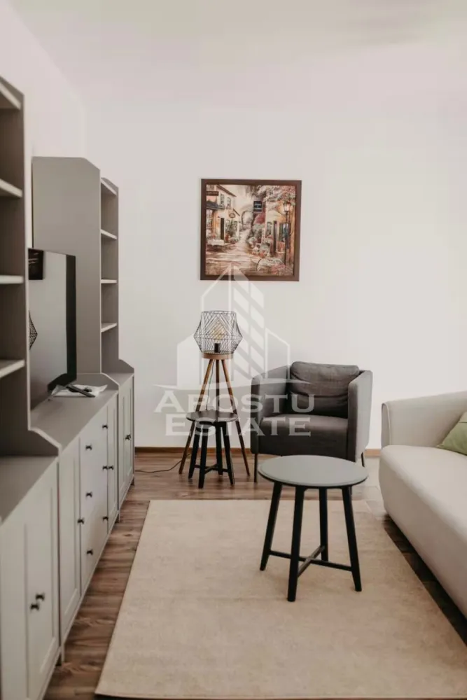 Apartament cu 2 camere de inchiriat, Iris, Aradului, Timisoara - Agentia imobiliara APOSTU ESTATE va propune spre inchiriere un apartament cu 2 camere, spatios si luminos, situat in zona Aradului , o zona linistita si bine pozitionata din Timisoara, potrivit pentru cupluri,familii, sau studenti care isi doresc o locuinta unde sa se simta confortabil si cu acces facil catre scoli, statii de autobuz, supermarketuri , magazine de zona, parcuri.

Suprafata utila: 54 mp
Compartimentare eficienta:
-Hol de acces generos
-Bucatarie complet mobilata si utilata, cu loc de luat masa
-Living luminos si spatios
-Dormitor mobilat si utilat
-Baie prevazuta cu dus 
-Balcon

Confort si facilitati:
-Incalzirea apartamentului: centrala proprie cu încălzire in pardoseala 
-Apartamentul este complet mobilat si utilat
-Loc de parcare inclus in pret 

Localizare:
-Timis,Timisoara, zona Aradului – acces facil spre magazine, supermarketul Lidl, scoli, parcuri si mijloace de transport in comun.

Ideal pentru:
-Cupluri
-persoane singure 

Pret chirie lunara: 450 euro 
Programeaza o vizionare pentru a-ti putea imagina viitorul aici!
ID intern: CP3230880