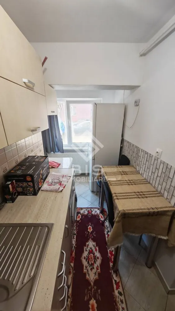 Garsonieră Parter strada Carpați - Garsonieră Modernă în Bistrița – Str. Carpați

​Căutați o locuință gata de mutat sau o investiție sigură? Vă propunem spre vânzare o garsonieră situată la parterul unui bloc reabilitat, într-o zonă excelentă, aproape de Grădinița „Trenulețul Veseliei”.

​ Avantaje principale:
​Locație: Str. Carpați, cu loc de joacă chiar în spatele blocului.
​Stare: Se vinde mobilată și utilată (exact ca în poze).
​Confort: Bloc izolat, parter accesibil, zonă liniștită și căutată. Situată la parter 

​Preț: 45.000 Euro

​Ideală pentru o familie tânără sau pentru închiriere imediată!
​Detalii și Vizionări: 0757080852