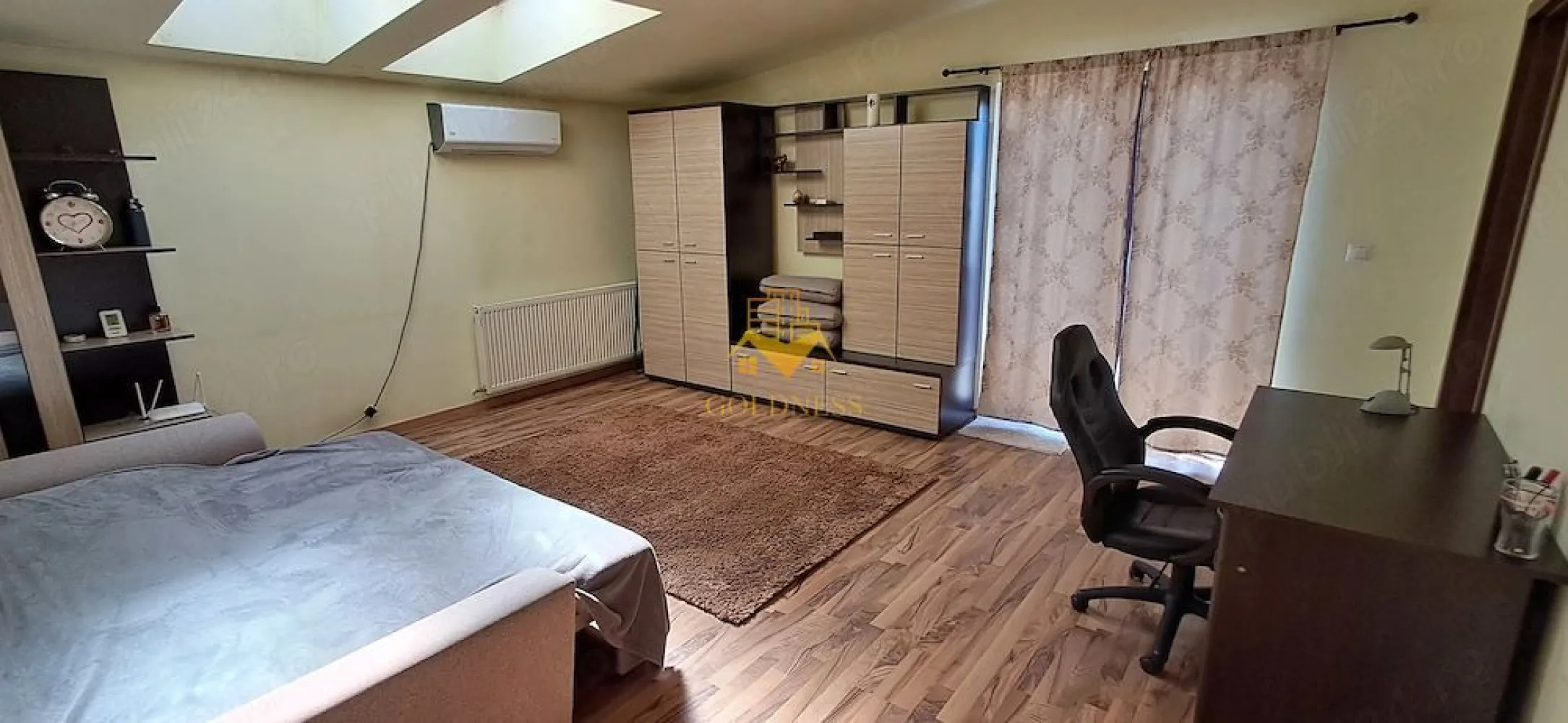 2 camere semidecomandate, balcon, Iulius Mall, Fsega, Regina Maria - GOLDNESS Imobiliare vă propune spre închiriere un apartament cu 2 camere complet mobilat și utilat, la etajul 7 într-un imobil de 7 etaje, în Cartierul Gheorgeni .
Se poate parca prin zona
Se află în apropierea stațiilor de transport în comun, magazine, restaurante, spații verzi, farmacii, etc. 

Apartamentul este compartimentat astfel:
 - dormitor cu pat matrimonial, dressing, noptiere, birou
 - living cu canapea extensibila, birou, comoda
 - bucatarie complet utilată și mobilată, loc de servit masa 
 - baie cu cada, calorifer port prosop și dulap pentru depozitare.
 - balcon de 14 mp.

Imobilul este dotat cu toate cele necesare- centrală proprie, frigider, aragaz, hotă, mașină de spălat haine, etc. 

Dacă sunteți interesați de acest apartament și doriți să îl vizionați, dar și pentru alte oferte nu ezitați să ne contactați telefonic sau prin e-mail. Vă stăm la dispoziție!
Pentru intermediere se percepe un comision de 50% din prețul chiriei!