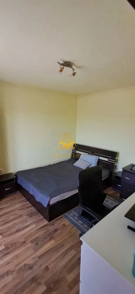 2 camere semidecomandate, balcon, Iulius Mall, Fsega, Regina Maria - GOLDNESS Imobiliare vă propune spre închiriere un apartament cu 2 camere complet mobilat și utilat, la etajul 7 într-un imobil de 7 etaje, în Cartierul Gheorgeni .
Se poate parca prin zona
Se află în apropierea stațiilor de transport în comun, magazine, restaurante, spații verzi, farmacii, etc. 

Apartamentul este compartimentat astfel:
 - dormitor cu pat matrimonial, dressing, noptiere, birou
 - living cu canapea extensibila, birou, comoda
 - bucatarie complet utilată și mobilată, loc de servit masa 
 - baie cu cada, calorifer port prosop și dulap pentru depozitare.
 - balcon de 14 mp.

Imobilul este dotat cu toate cele necesare- centrală proprie, frigider, aragaz, hotă, mașină de spălat haine, etc. 

Dacă sunteți interesați de acest apartament și doriți să îl vizionați, dar și pentru alte oferte nu ezitați să ne contactați telefonic sau prin e-mail. Vă stăm la dispoziție!
Pentru intermediere se percepe un comision de 50% din prețul chiriei!
