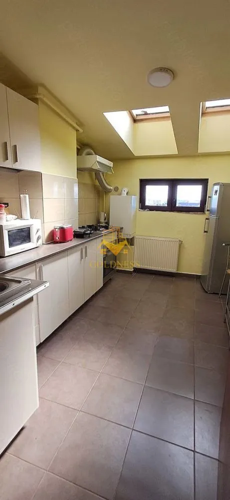 2 camere semidecomandate, balcon, Iulius Mall, Fsega, Regina Maria - GOLDNESS Imobiliare vă propune spre închiriere un apartament cu 2 camere complet mobilat și utilat, la etajul 7 într-un imobil de 7 etaje, în Cartierul Gheorgeni .
Se poate parca prin zona
Se află în apropierea stațiilor de transport în comun, magazine, restaurante, spații verzi, farmacii, etc. 

Apartamentul este compartimentat astfel:
 - dormitor cu pat matrimonial, dressing, noptiere, birou
 - living cu canapea extensibila, birou, comoda
 - bucatarie complet utilată și mobilată, loc de servit masa 
 - baie cu cada, calorifer port prosop și dulap pentru depozitare.
 - balcon de 14 mp.

Imobilul este dotat cu toate cele necesare- centrală proprie, frigider, aragaz, hotă, mașină de spălat haine, etc. 

Dacă sunteți interesați de acest apartament și doriți să îl vizionați, dar și pentru alte oferte nu ezitați să ne contactați telefonic sau prin e-mail. Vă stăm la dispoziție!
Pentru intermediere se percepe un comision de 50% din prețul chiriei!