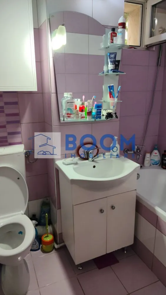 Apartament 2 camere Nord | Parter | Renovat complet | Centrala noua | - MAAC Imobiliare vă propune spre vânzare un apartament decomandat cu 2 camere, situat la parter înalt, într-un bloc izolat termic, în zona Nord.

Apartamentul este o alegere excelentă pentru cei care își doresc o locuință confortabilă, bine întreținută și pregătită pentru mutare imediată. Proprietatea beneficiază de centrală termică nouă cu garanție 7 ani, aer condiționat montat de aproximativ un an, precum și instalație electrică și sanitară nouă.

Se vinde mobilat, exact ca în fotografii, mai puțin electrocasnicele.

Locuința oferă confort, eficiență și avantajul unei zone apreciate, fiind potrivită atât pentru o familie, cât și pentru investiție.

Pentru mai multe detalii și programarea unei vizionări, contactați MAAC Imobiliare! CP3230719