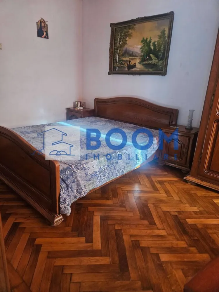 Apartament 3 camere Traian | Etaj 3 | Complet mobilat - BOOM Imobiliare vă propune spre vânzare un apartament situat în zona Traian, la etajul 3, într-un bloc din cărămidă, ideal pentru cei care își doresc confort și o locuință gata de mutare.

Apartamentul se vinde complet mobilat și utilat, este luminos, primitor și foarte bine întreținut, oferind un ambient plăcut încă din primul moment. Compartimentarea practică și poziționarea într-o zonă apreciată îl recomandă atât pentru locuit, cât și ca investiție.

Dacă sunteți în căutarea unei locuințe care îmbină confortul, lumina naturală și o amplasare excelentă, această proprietate merită văzută.

Pentru mai multe informații și programarea unei vizionări, contactați BOOM Imobiliare. CP3230350