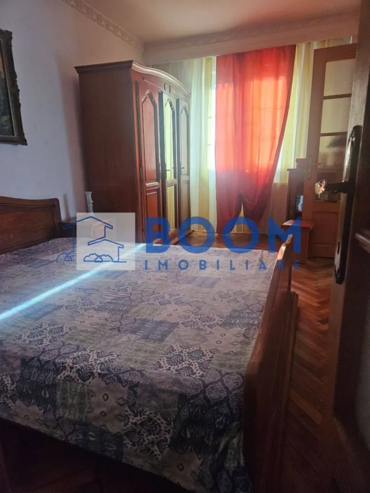Apartament 3 camere Traian | Etaj 3 | Complet mobilat - BOOM Imobiliare vă propune spre vânzare un apartament situat în zona Traian, la etajul 3, într-un bloc din cărămidă, ideal pentru cei care își doresc confort și o locuință gata de mutare.

Apartamentul se vinde complet mobilat și utilat, este luminos, primitor și foarte bine întreținut, oferind un ambient plăcut încă din primul moment. Compartimentarea practică și poziționarea într-o zonă apreciată îl recomandă atât pentru locuit, cât și ca investiție.

Dacă sunteți în căutarea unei locuințe care îmbină confortul, lumina naturală și o amplasare excelentă, această proprietate merită văzută.

Pentru mai multe informații și programarea unei vizionări, contactați BOOM Imobiliare. CP3230350