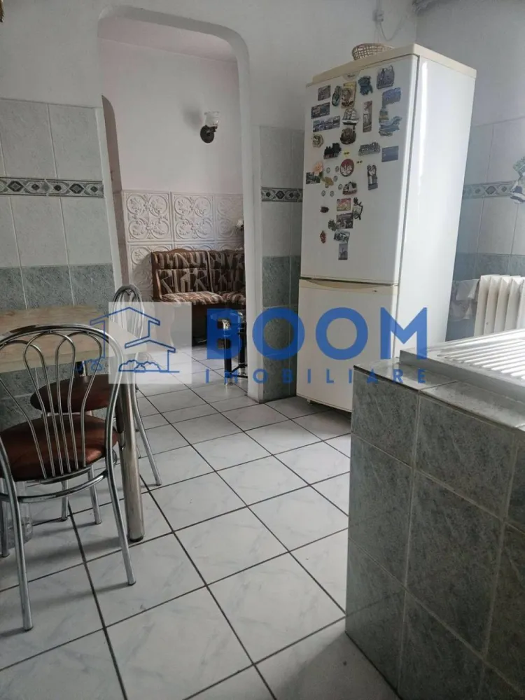 Apartament 3 camere Traian | Etaj 3 | Complet mobilat - BOOM Imobiliare vă propune spre vânzare un apartament situat în zona Traian, la etajul 3, într-un bloc din cărămidă, ideal pentru cei care își doresc confort și o locuință gata de mutare.

Apartamentul se vinde complet mobilat și utilat, este luminos, primitor și foarte bine întreținut, oferind un ambient plăcut încă din primul moment. Compartimentarea practică și poziționarea într-o zonă apreciată îl recomandă atât pentru locuit, cât și ca investiție.

Dacă sunteți în căutarea unei locuințe care îmbină confortul, lumina naturală și o amplasare excelentă, această proprietate merită văzută.

Pentru mai multe informații și programarea unei vizionări, contactați BOOM Imobiliare. CP3230350