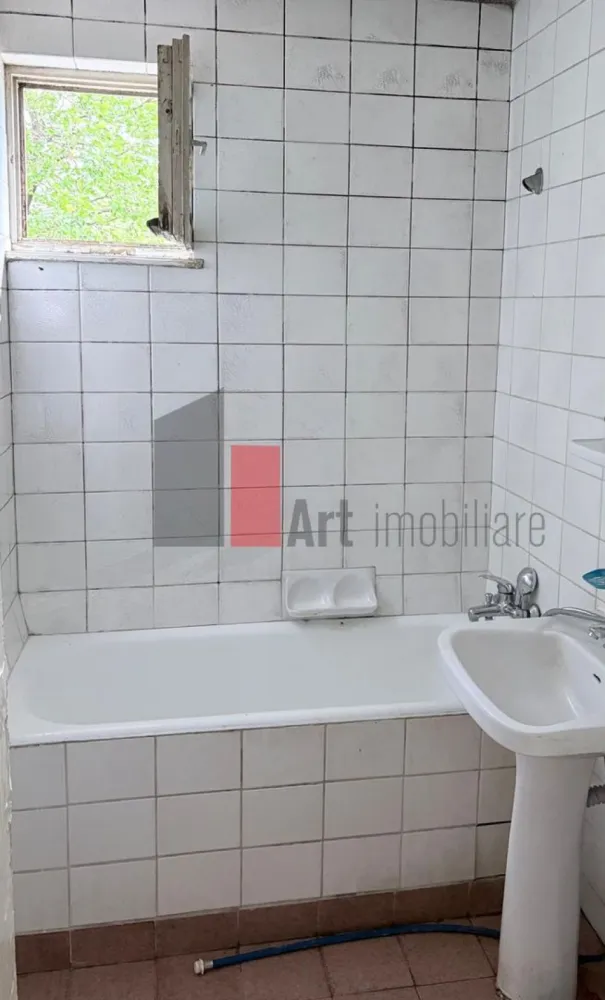apartament 2 camere Drumul Taberei - Drumul Taberei 34, aproape de metrou Tudor Vladimirescu, confort 1, circular, etaj 8/10, liber, necesita renovare. 

Blocul se afla in apropierea scolii 197, statie metrou, STB, si parc Moghioros, numeroase centre comerciale. Actele sunt pregatite pentru 

vanzare