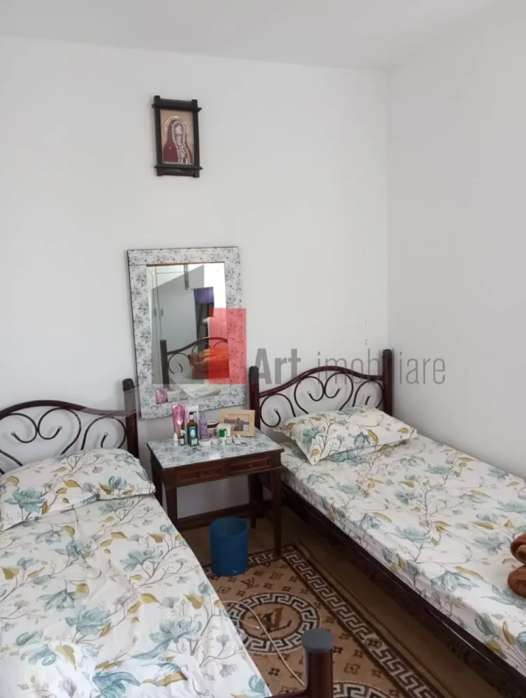 2 camere Drumul Taberei Plaza - Drumul Taberei, langa Mall Plaza, etaj 5/10, garsoniera dubla, semidecomandat, cu imbunatatiri, mobilat si utilat, foarte curat, liber. 

Apartamentul are actele pregatite pentru vanzare. 

Blocul se află lângă statii STB, la doar 5 min de metrou Parc Drumul Taberei, aproape de Lidl, numeroase magazine, școală , grădiniță, parcul 

si piata Moghioros.

Pentru detalii sau vizionare va stam la dispozitie: 0757894152