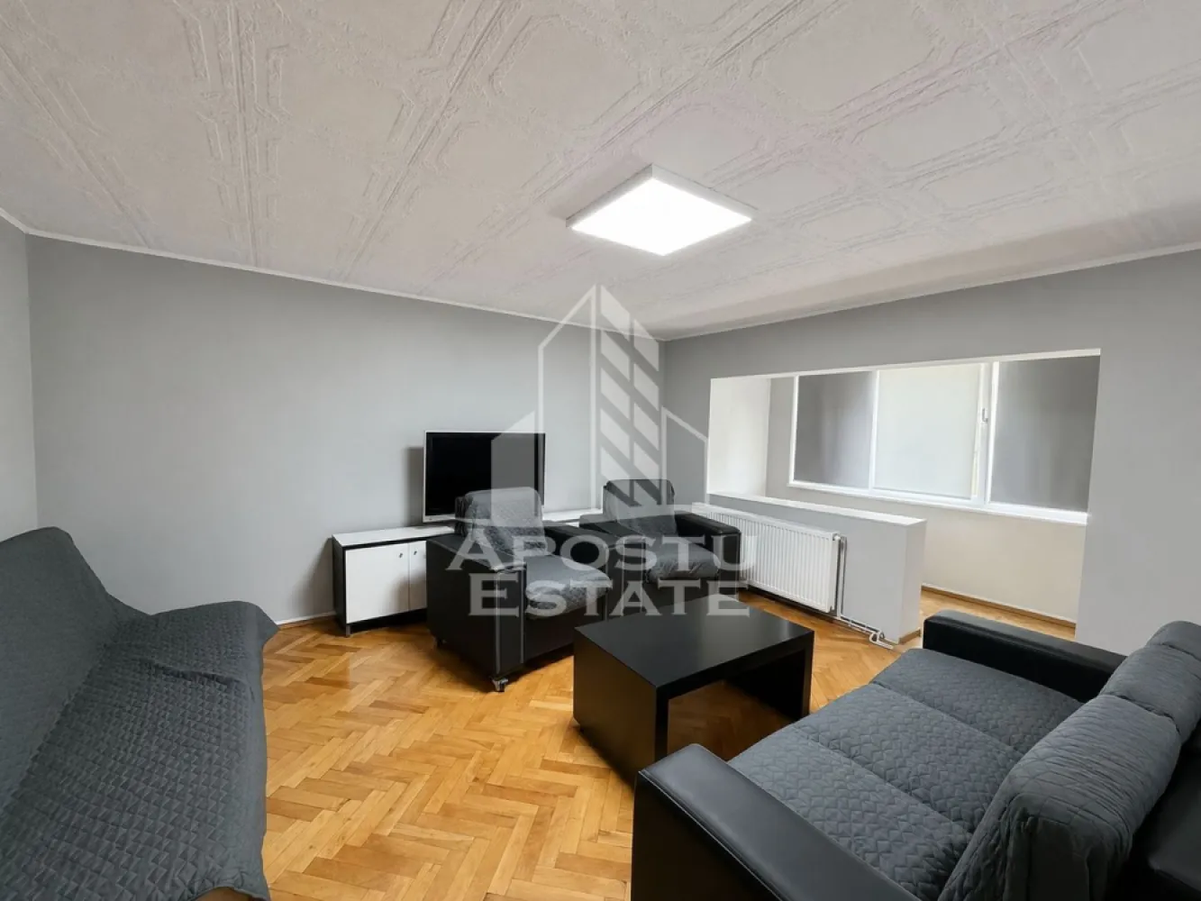 Apartament cu 1 camera de inchiriat, petfriendly,Bucovina, Timisoara - Agentia imobiliara APOSTU ESTATE va propune spre inchiriere un apartament cu 1 camera spatios si luminos, situat in zona Bucovina, potrivit pentru persoane singure sau cupluri care isi doresc o locuinta confortabila si primitoare
Suprafata utila: 44 mp
Etaj: 1

Compartimentare eficienta:
-Hol de acces
-Bucatarie inchisa complet mobilata si utilata, 
-Dormitor complet mobilat si utilat
-Baie prevazuta cu cabina de dus

Confort si facilitati:

-Masina de spalat rufe
-Incalzirea apartamentului: centrala proprie (incalzire prin calorifere)
-Se accepta animale de companie (catei de talie mica) de catre proprietar

Localizare:
-Timisoara, zona Bucovina

Ideal pentru:
-Persoane singure
-Cupluri

Disponibilitate: imediata
Pret chirie lunara: 350 EURO
Programeaza o vizionare pentru a-ti putea imagina viitorul aici!
ID intern: CP3229446
