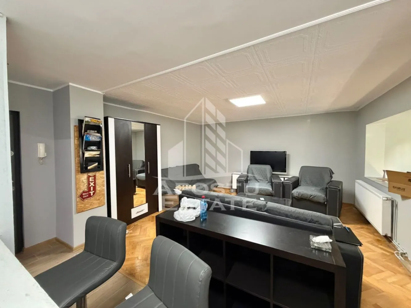 Apartament cu 1 camera de inchiriat, petfriendly,Bucovina, Timisoara - Agentia imobiliara APOSTU ESTATE va propune spre inchiriere un apartament cu 1 camera spatios si luminos, situat in zona Bucovina, potrivit pentru persoane singure sau cupluri care isi doresc o locuinta confortabila si primitoare
Suprafata utila: 44 mp
Etaj: 1

Compartimentare eficienta:
-Hol de acces
-Bucatarie inchisa complet mobilata si utilata, 
-Dormitor complet mobilat si utilat
-Baie prevazuta cu cabina de dus

Confort si facilitati:

-Masina de spalat rufe
-Incalzirea apartamentului: centrala proprie (incalzire prin calorifere)
-Se accepta animale de companie (catei de talie mica) de catre proprietar

Localizare:
-Timisoara, zona Bucovina

Ideal pentru:
-Persoane singure
-Cupluri

Disponibilitate: imediata
Pret chirie lunara: 350 EURO
Programeaza o vizionare pentru a-ti putea imagina viitorul aici!
ID intern: CP3229446