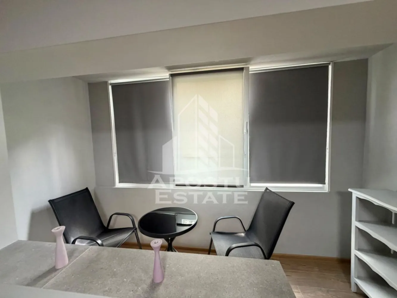Apartament cu 1 camera de inchiriat, petfriendly,Bucovina, Timisoara - Agentia imobiliara APOSTU ESTATE va propune spre inchiriere un apartament cu 1 camera spatios si luminos, situat in zona Bucovina, potrivit pentru persoane singure sau cupluri care isi doresc o locuinta confortabila si primitoare
Suprafata utila: 44 mp
Etaj: 1

Compartimentare eficienta:
-Hol de acces
-Bucatarie inchisa complet mobilata si utilata, 
-Dormitor complet mobilat si utilat
-Baie prevazuta cu cabina de dus

Confort si facilitati:

-Masina de spalat rufe
-Incalzirea apartamentului: centrala proprie (incalzire prin calorifere)
-Se accepta animale de companie (catei de talie mica) de catre proprietar

Localizare:
-Timisoara, zona Bucovina

Ideal pentru:
-Persoane singure
-Cupluri

Disponibilitate: imediata
Pret chirie lunara: 350 EURO
Programeaza o vizionare pentru a-ti putea imagina viitorul aici!
ID intern: CP3229446