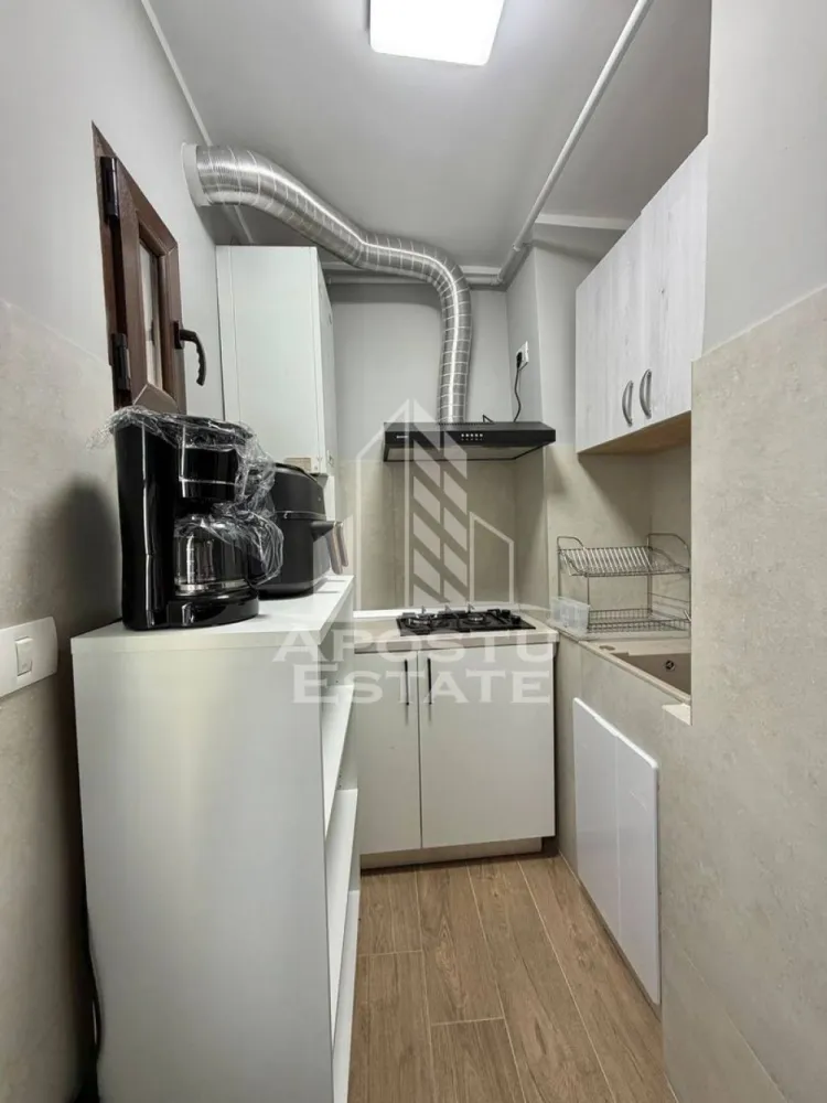Apartament cu 1 camera de inchiriat, petfriendly,Bucovina, Timisoara - Agentia imobiliara APOSTU ESTATE va propune spre inchiriere un apartament cu 1 camera spatios si luminos, situat in zona Bucovina, potrivit pentru persoane singure sau cupluri care isi doresc o locuinta confortabila si primitoare
Suprafata utila: 44 mp
Etaj: 1

Compartimentare eficienta:
-Hol de acces
-Bucatarie inchisa complet mobilata si utilata, 
-Dormitor complet mobilat si utilat
-Baie prevazuta cu cabina de dus

Confort si facilitati:

-Masina de spalat rufe
-Incalzirea apartamentului: centrala proprie (incalzire prin calorifere)
-Se accepta animale de companie (catei de talie mica) de catre proprietar

Localizare:
-Timisoara, zona Bucovina

Ideal pentru:
-Persoane singure
-Cupluri

Disponibilitate: imediata
Pret chirie lunara: 350 EURO
Programeaza o vizionare pentru a-ti putea imagina viitorul aici!
ID intern: CP3229446