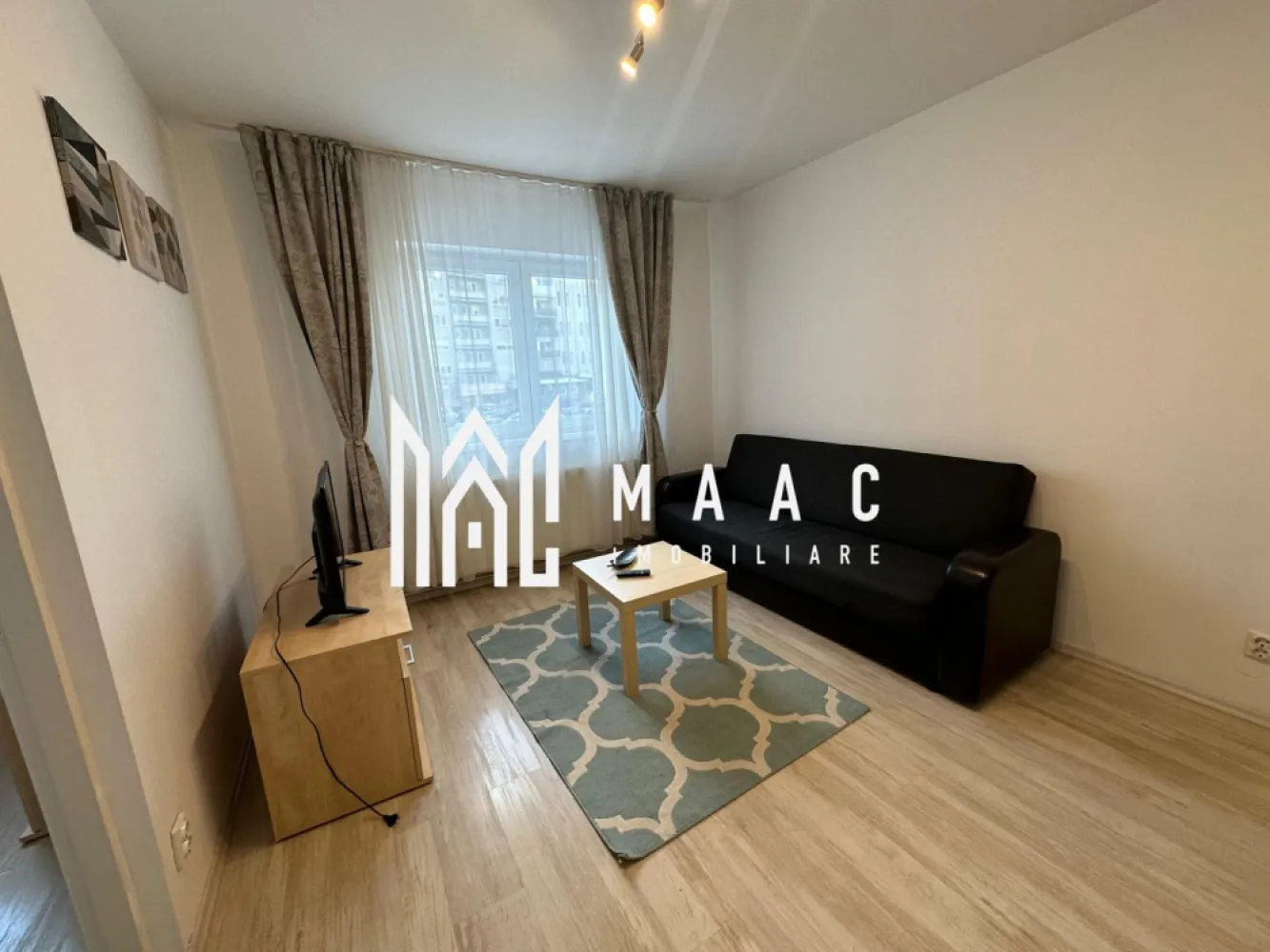 Apartament 2 camere | Etaj 1 | Renovat | Zona Mihai Viteazu - MAAC Imobiliare ofera spre inchiriere apartament cu 2 camere, complet mobilat si utilat, in zona Mihai Viteazu - Hotel Plaza.

Locuinta a fost recent renovata, se afla la etajul 1/5, are suprafata utila de 40mp si este alcatuita din living luminos cu Smart TV, dormitor cu pat dublu, bucatarie inchisa cu toate facilitatile, si baie moderna cu geam si cada. De asemenea, apartamentul este dotat cu internet.

Amplasamentul blocului este unul avantajos, aflandu-se la 15-20 minute de mers pe jos de centru, la 5 minute de parcul SubArini magazine, farmacii, cafenele, sala de sport.

Se percepe o chirie in avans si garantie in cuantumul unei chirii lunare. Se inchiriaza pe o perioada de minim 12 luni.

Pentru mai multe detalii, va rugam specificati telefonic: CP3227879