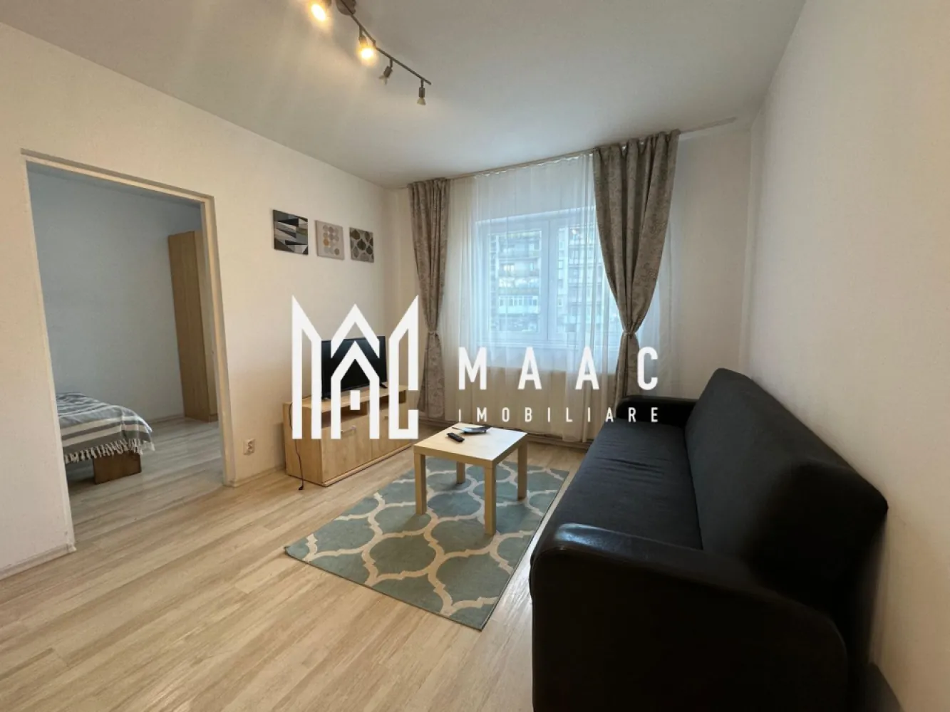 Apartament 2 camere | Etaj 1 | Renovat | Zona Mihai Viteazu - MAAC Imobiliare ofera spre inchiriere apartament cu 2 camere, complet mobilat si utilat, in zona Mihai Viteazu - Hotel Plaza.

Locuinta a fost recent renovata, se afla la etajul 1/5, are suprafata utila de 40mp si este alcatuita din living luminos cu Smart TV, dormitor cu pat dublu, bucatarie inchisa cu toate facilitatile, si baie moderna cu geam si cada. De asemenea, apartamentul este dotat cu internet.

Amplasamentul blocului este unul avantajos, aflandu-se la 15-20 minute de mers pe jos de centru, la 5 minute de parcul SubArini magazine, farmacii, cafenele, sala de sport.

Se percepe o chirie in avans si garantie in cuantumul unei chirii lunare. Se inchiriaza pe o perioada de minim 12 luni.

Pentru mai multe detalii, va rugam specificati telefonic: CP3227879