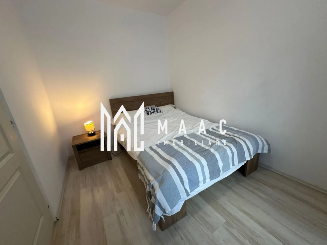 Apartament 2 camere | Etaj 1 | Renovat | Zona Mihai Viteazu - MAAC Imobiliare ofera spre inchiriere apartament cu 2 camere, complet mobilat si utilat, in zona Mihai Viteazu - Hotel Plaza.

Locuinta a fost recent renovata, se afla la etajul 1/5, are suprafata utila de 40mp si este alcatuita din living luminos cu Smart TV, dormitor cu pat dublu, bucatarie inchisa cu toate facilitatile, si baie moderna cu geam si cada. De asemenea, apartamentul este dotat cu internet.

Amplasamentul blocului este unul avantajos, aflandu-se la 15-20 minute de mers pe jos de centru, la 5 minute de parcul SubArini magazine, farmacii, cafenele, sala de sport.

Se percepe o chirie in avans si garantie in cuantumul unei chirii lunare. Se inchiriaza pe o perioada de minim 12 luni.

Pentru mai multe detalii, va rugam specificati telefonic: CP3227879