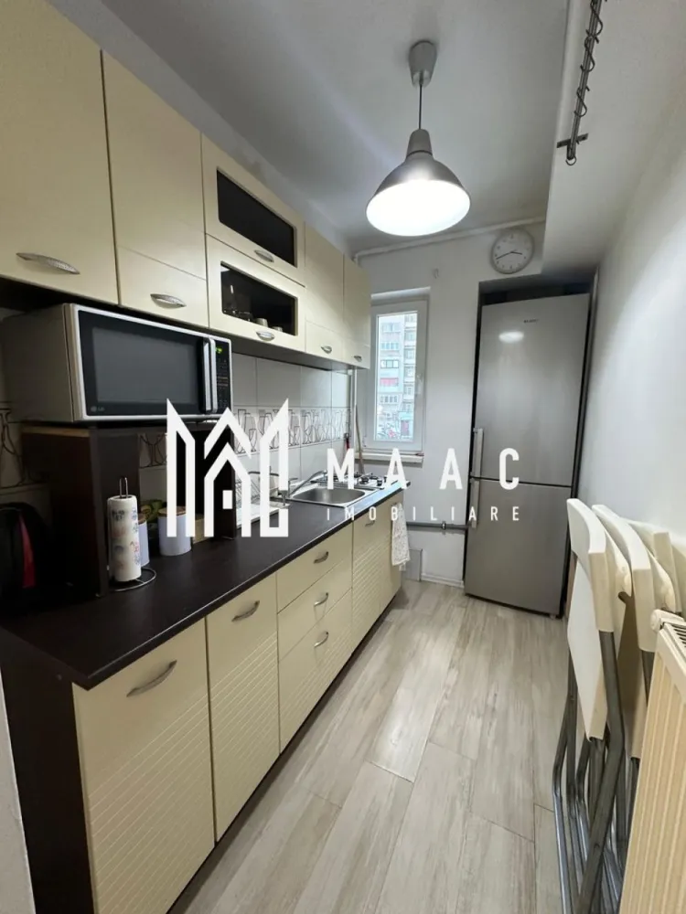 Apartament 2 camere | Etaj 1 | Renovat | Zona Mihai Viteazu - MAAC Imobiliare ofera spre inchiriere apartament cu 2 camere, complet mobilat si utilat, in zona Mihai Viteazu - Hotel Plaza.

Locuinta a fost recent renovata, se afla la etajul 1/5, are suprafata utila de 40mp si este alcatuita din living luminos cu Smart TV, dormitor cu pat dublu, bucatarie inchisa cu toate facilitatile, si baie moderna cu geam si cada. De asemenea, apartamentul este dotat cu internet.

Amplasamentul blocului este unul avantajos, aflandu-se la 15-20 minute de mers pe jos de centru, la 5 minute de parcul SubArini magazine, farmacii, cafenele, sala de sport.

Se percepe o chirie in avans si garantie in cuantumul unei chirii lunare. Se inchiriaza pe o perioada de minim 12 luni.

Pentru mai multe detalii, va rugam specificati telefonic: CP3227879