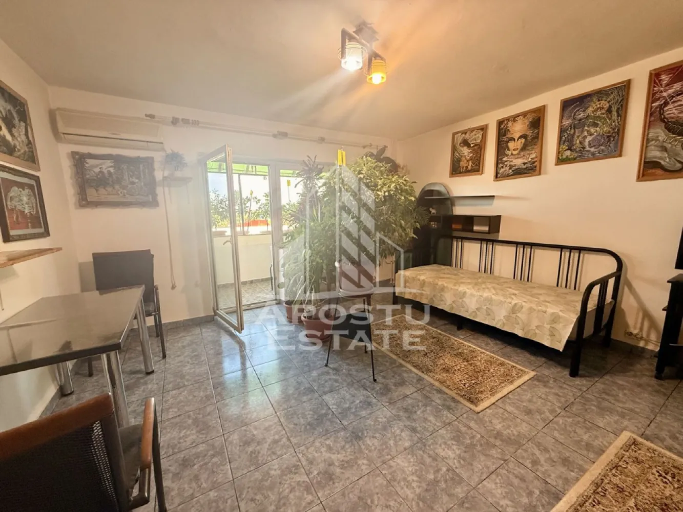 Apartament 1 camera de vanzare, zona Lunei, Timisoara - Agentia imobiliara APOSTU ESTATE va propune spre vanzare apartament cu 1 camera, situat in zona Fabric, in apropierea Complexului Studentesc din Timisoara, ideal pentru locuinta personala sau investitie.
Imobilul este amplasat la etajul 3 din 4 al unui bloc construit in anul 1987, cu acoperis si doar 4 apartamente pe nivel, oferind intimitate si liniste. Casa scarii a fost recent renovata.
Apartamentul dispune de aproximativ 38 mp utili si un balcon inchis de 4 mp, fiind compartimentat astfel:
- hol de acces
- baie cu cada
- bucatarie inchisa
- camera spatioasa
- balcon inchis
Incalzirea se realizeaza prin Colterm, cu posibilitate de montare a unei centrale proprii, avand infrastructura pregatita.
Se vinde partial mobilat si utilat, fiind pregatit pentru a fi locuit imediat sau inchiriat.
Locatia beneficiaza de acces facil catre mijloace de transport in comun, magazine, universitati si alte puncte de interes urban.
Agentia imobiliara Apostu Estate va ofera consultanta bancara gratuita prin intermediul colaboratorilor nostri pentru alegerea celui mai potrivit tip de credit, astfel incat tu sa devi noul proprietar al acestui apartament.
Va asteptam cu drag la o vizionare!
Id Intern:CP3217241