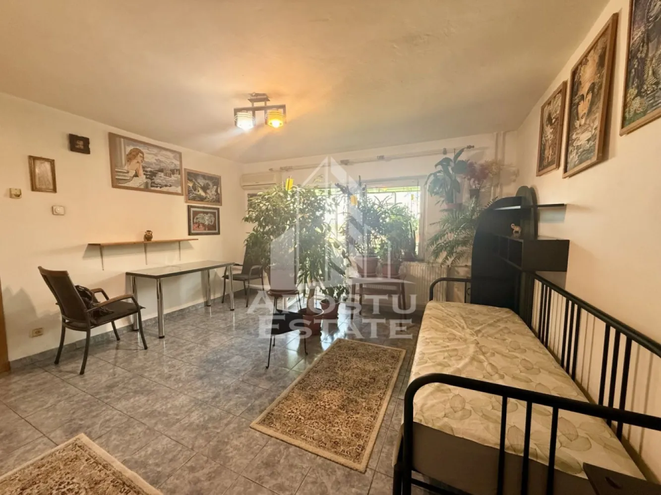 Apartament 1 camera de vanzare, zona Lunei, Timisoara - Agentia imobiliara APOSTU ESTATE va propune spre vanzare apartament cu 1 camera, situat in zona Fabric, in apropierea Complexului Studentesc din Timisoara, ideal pentru locuinta personala sau investitie.
Imobilul este amplasat la etajul 3 din 4 al unui bloc construit in anul 1987, cu acoperis si doar 4 apartamente pe nivel, oferind intimitate si liniste. Casa scarii a fost recent renovata.
Apartamentul dispune de aproximativ 38 mp utili si un balcon inchis de 4 mp, fiind compartimentat astfel:
- hol de acces
- baie cu cada
- bucatarie inchisa
- camera spatioasa
- balcon inchis
Incalzirea se realizeaza prin Colterm, cu posibilitate de montare a unei centrale proprii, avand infrastructura pregatita.
Se vinde partial mobilat si utilat, fiind pregatit pentru a fi locuit imediat sau inchiriat.
Locatia beneficiaza de acces facil catre mijloace de transport in comun, magazine, universitati si alte puncte de interes urban.
Agentia imobiliara Apostu Estate va ofera consultanta bancara gratuita prin intermediul colaboratorilor nostri pentru alegerea celui mai potrivit tip de credit, astfel incat tu sa devi noul proprietar al acestui apartament.
Va asteptam cu drag la o vizionare!
Id Intern:CP3217241